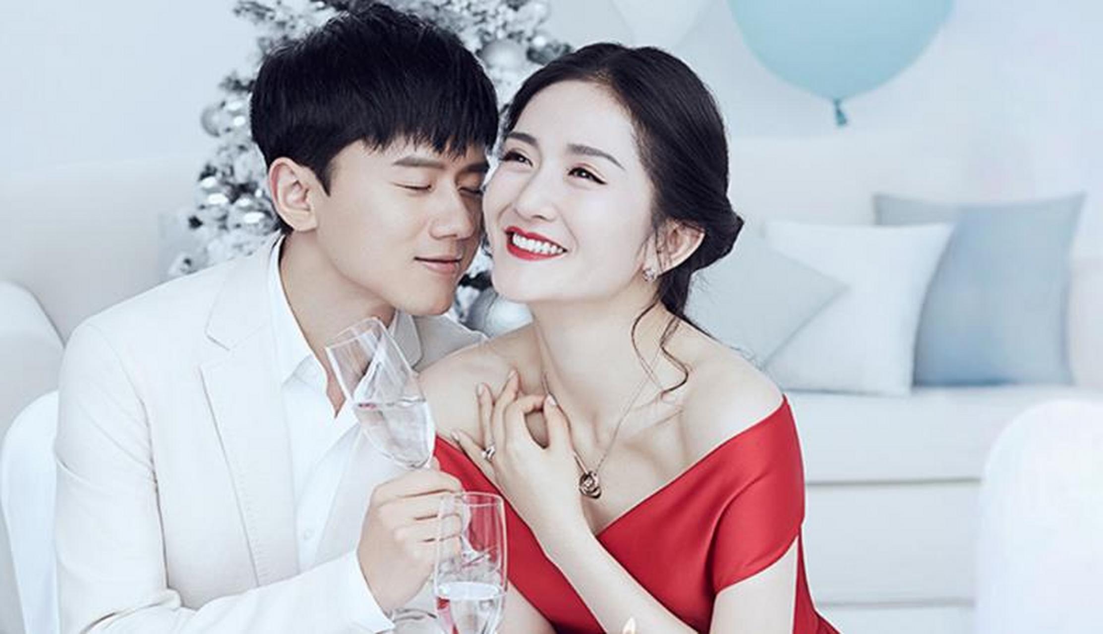 自从谢娜官宣二胎后,他取消了很多工作,专心在家带娃.