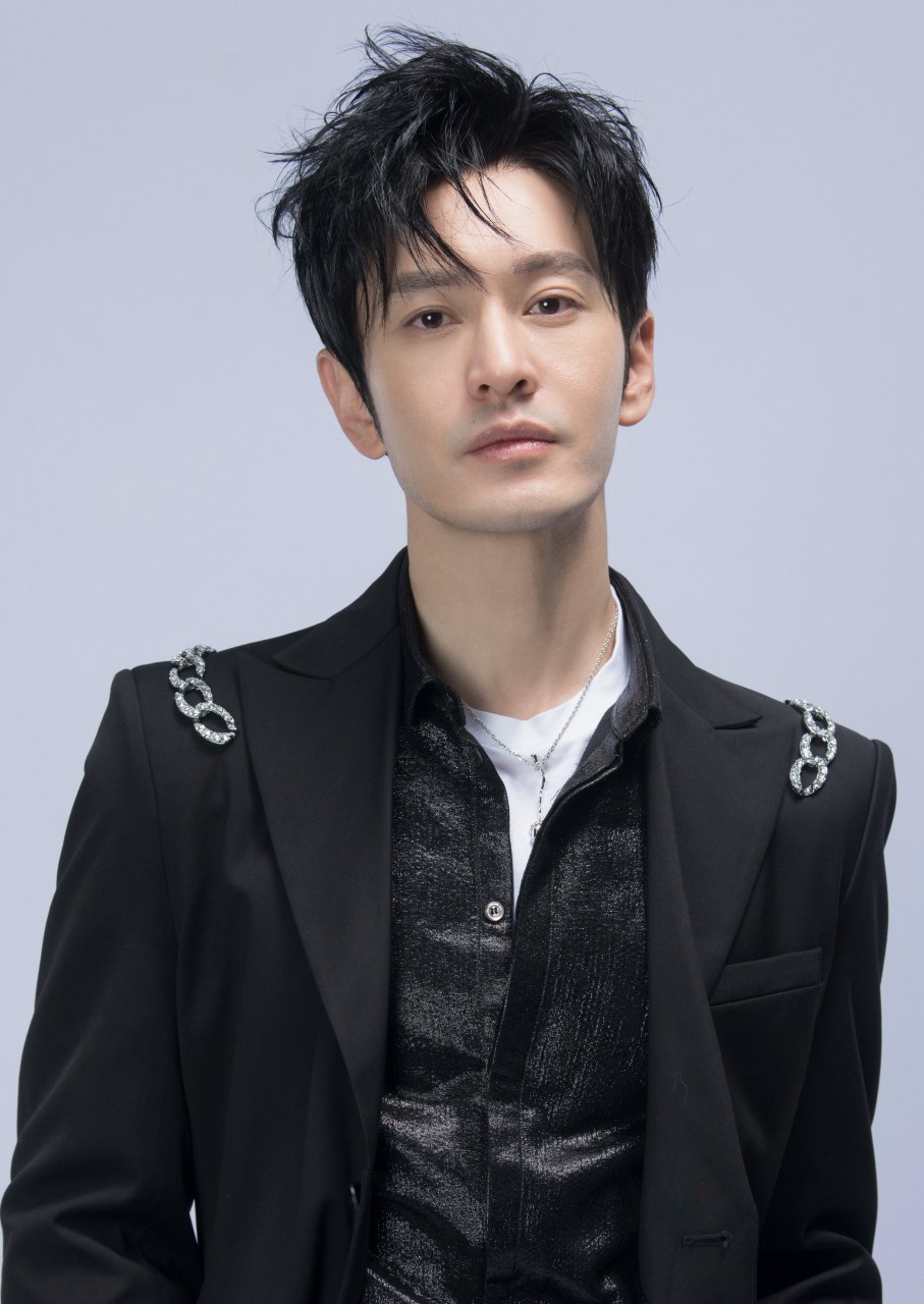 黄晓明,这位中国内地的多栖艺人,不仅是一位杰出的男演员,还是一位