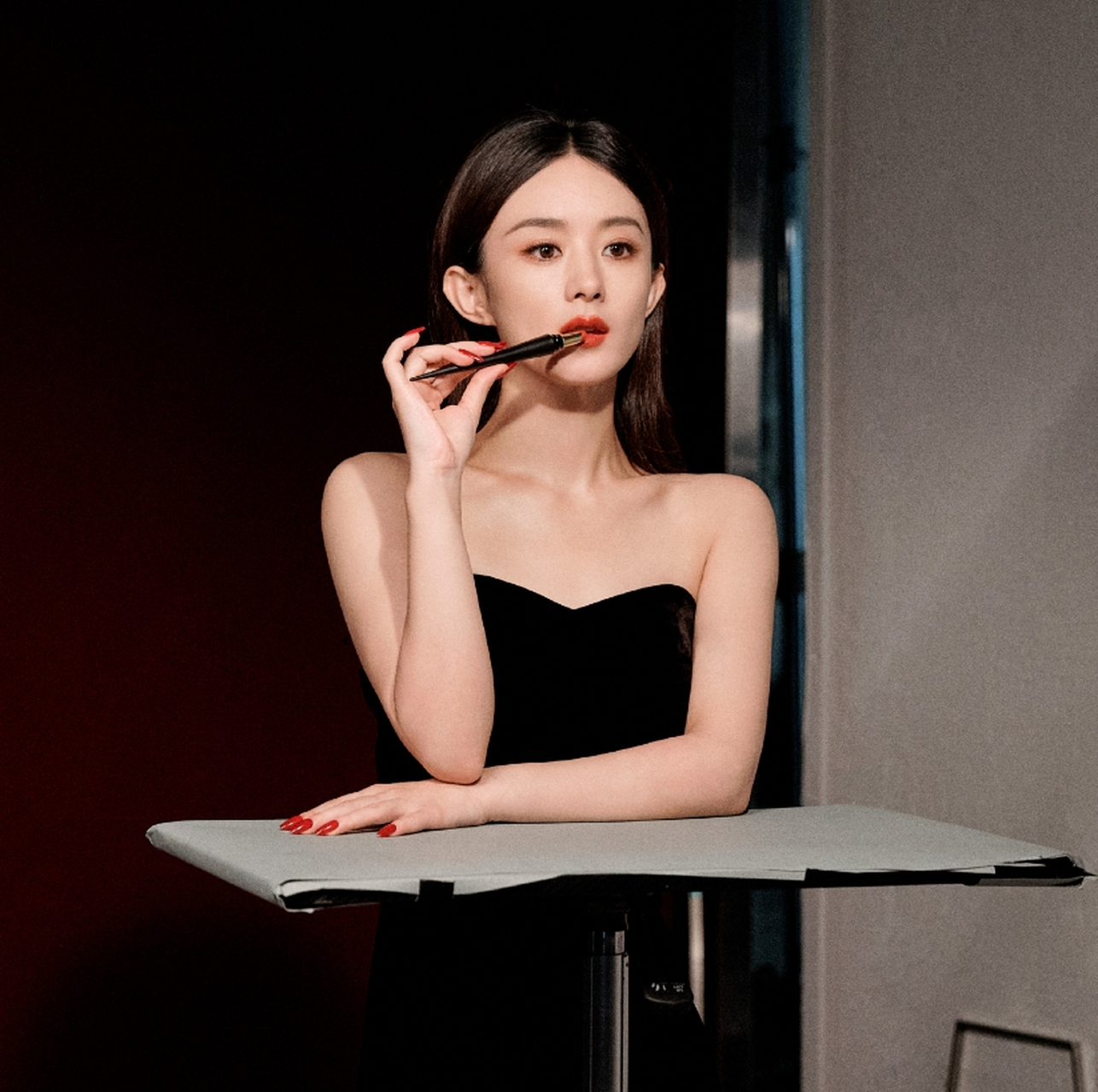 高贵冷艳,气质非凡的#赵丽颖# 烈焰红唇,窈窕身姿,风姿绰约,妩媚迷人.