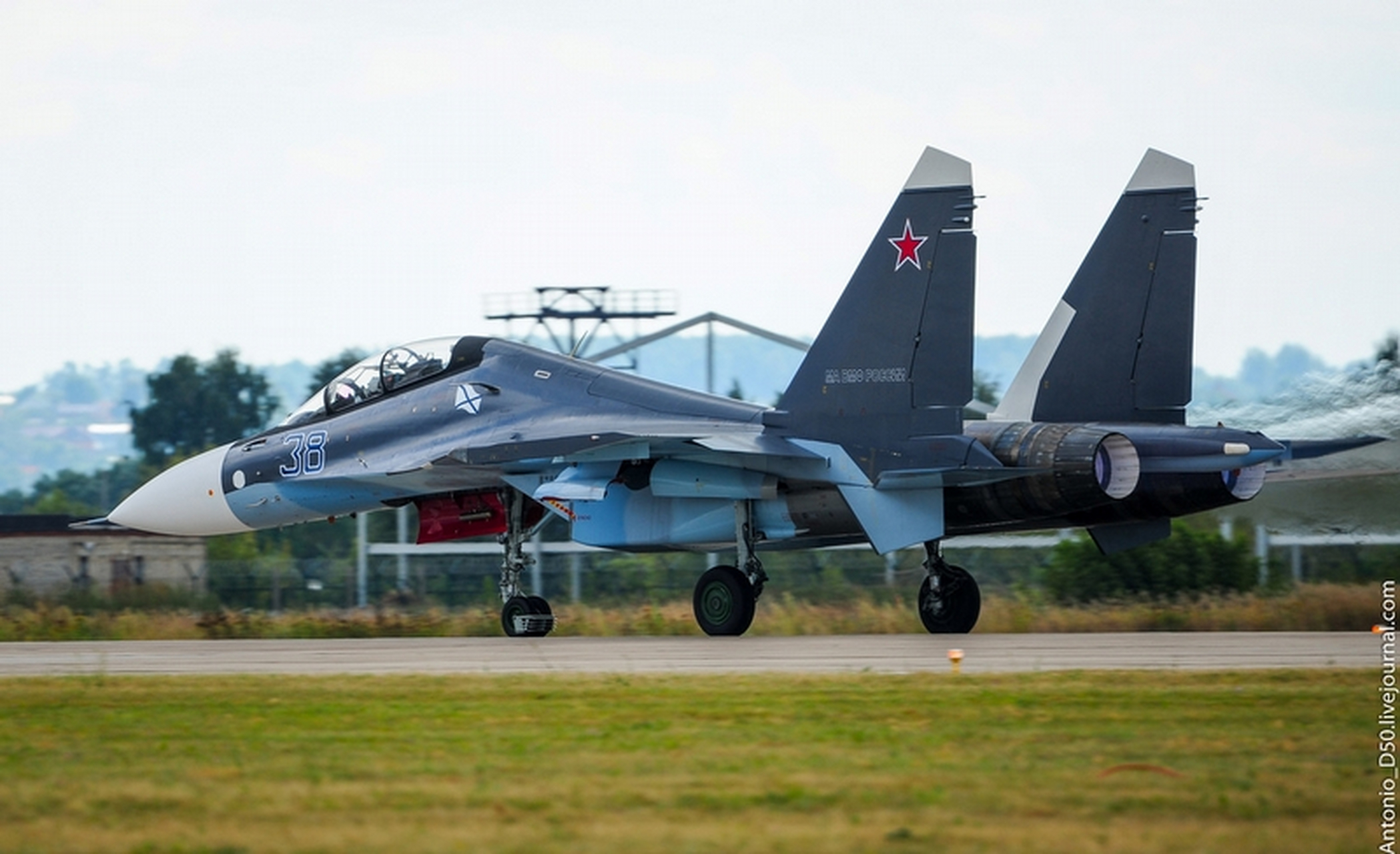 苏-30sm是一种先进的双座双发重型制空战斗机,具有出色的飞行性能和