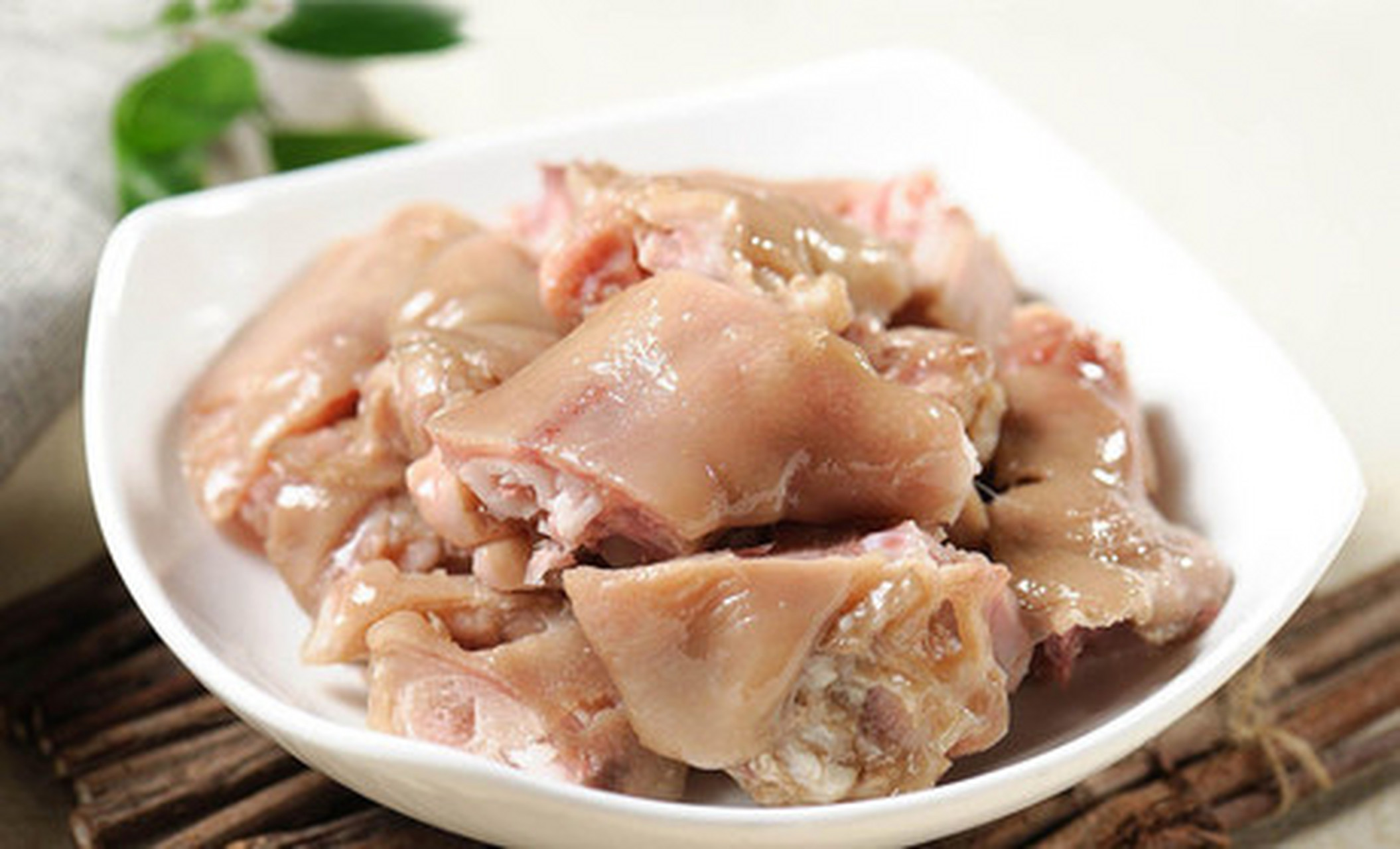 美食教程#邓城猪蹄:虽然说猪蹄吃多会比较容易胖,但是邓城的猪蹄还是