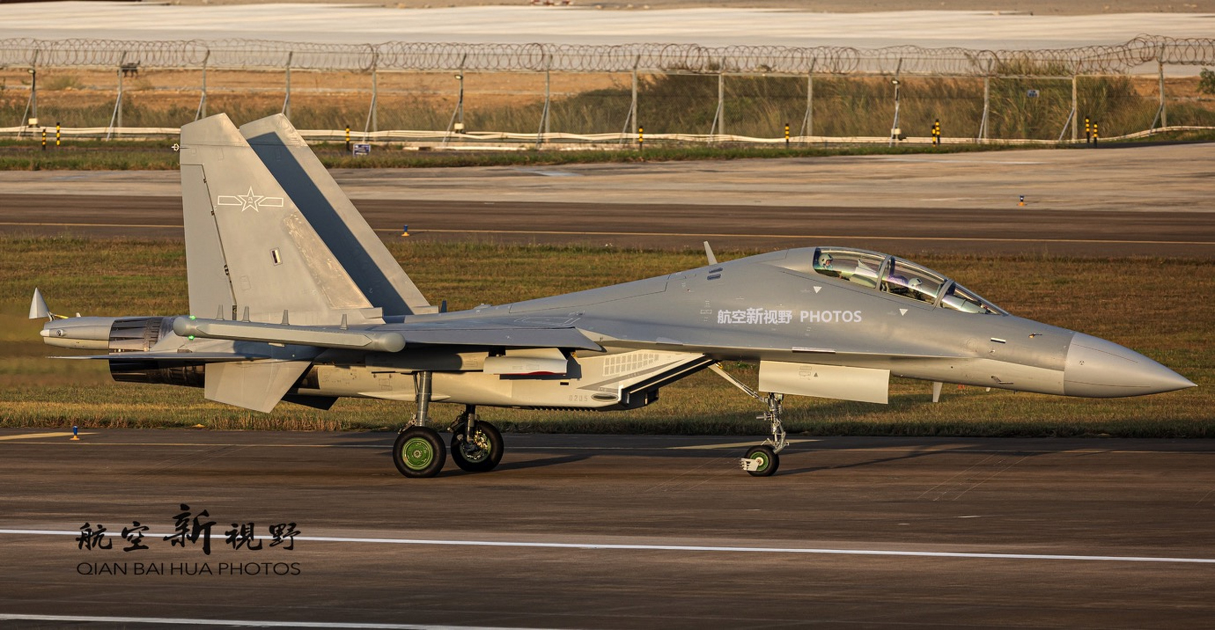 关于歼-16d电子战机的绰号,2021年珠海航展时,有网友称歼-16d战斗机