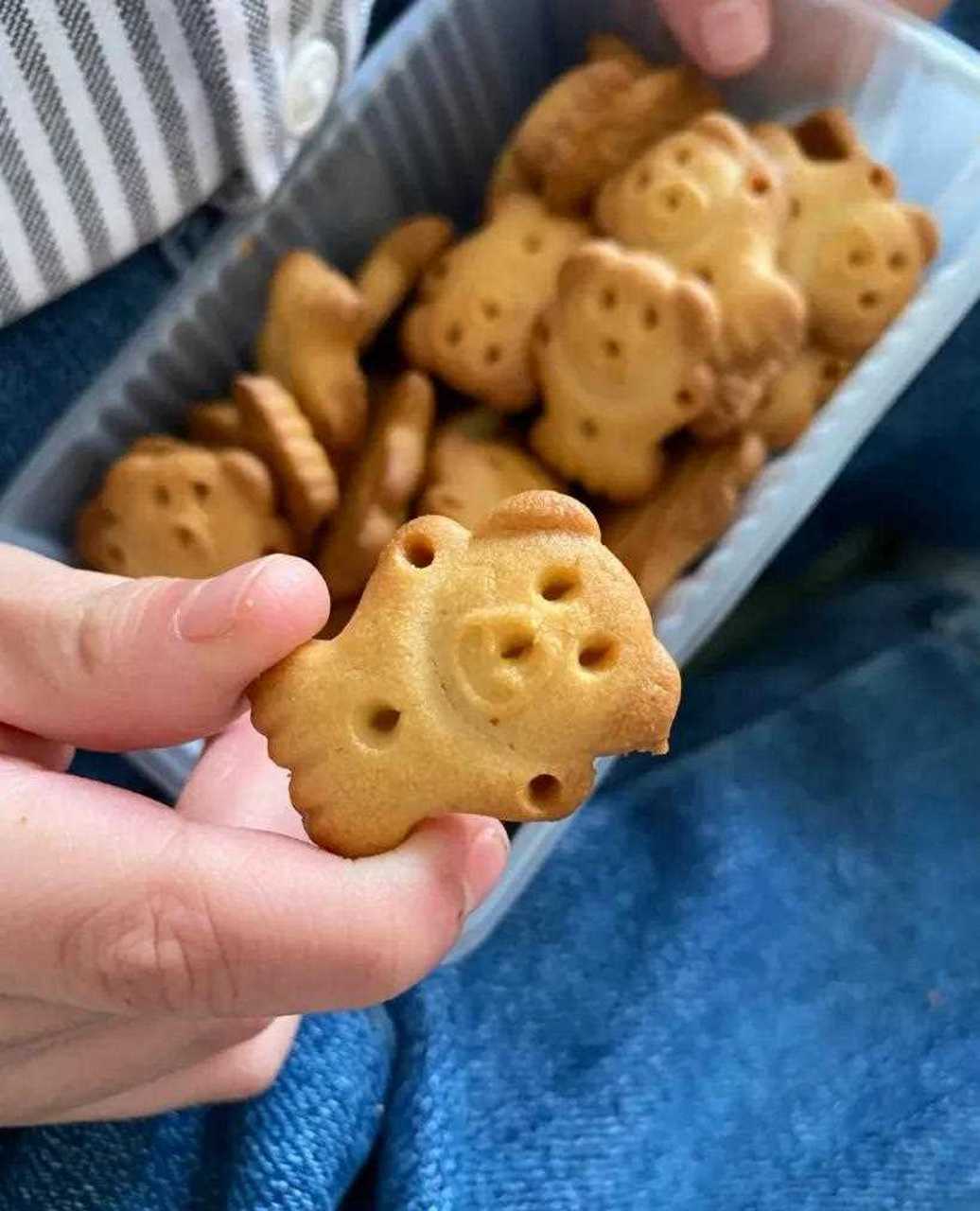 从小就爱吃的熊字饼干童年回忆 熊字饼是我一直都爱吃的饼干,便宜又