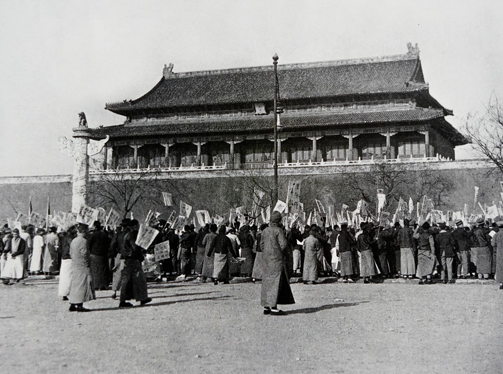 【1919年五四运动,北京示威游行的学生队伍向天安门进发】 历史是需要