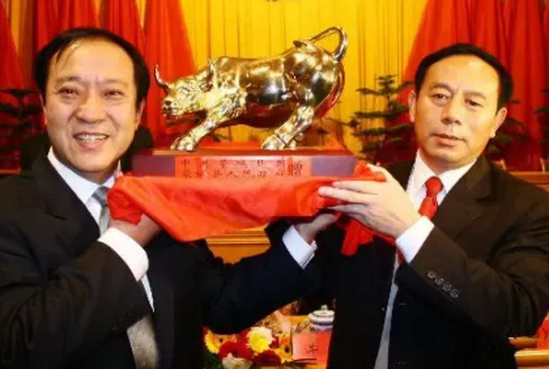 2001年,牛群要去蒙城县当副县长,冯巩劝他"相声有什么不好,非要跑去