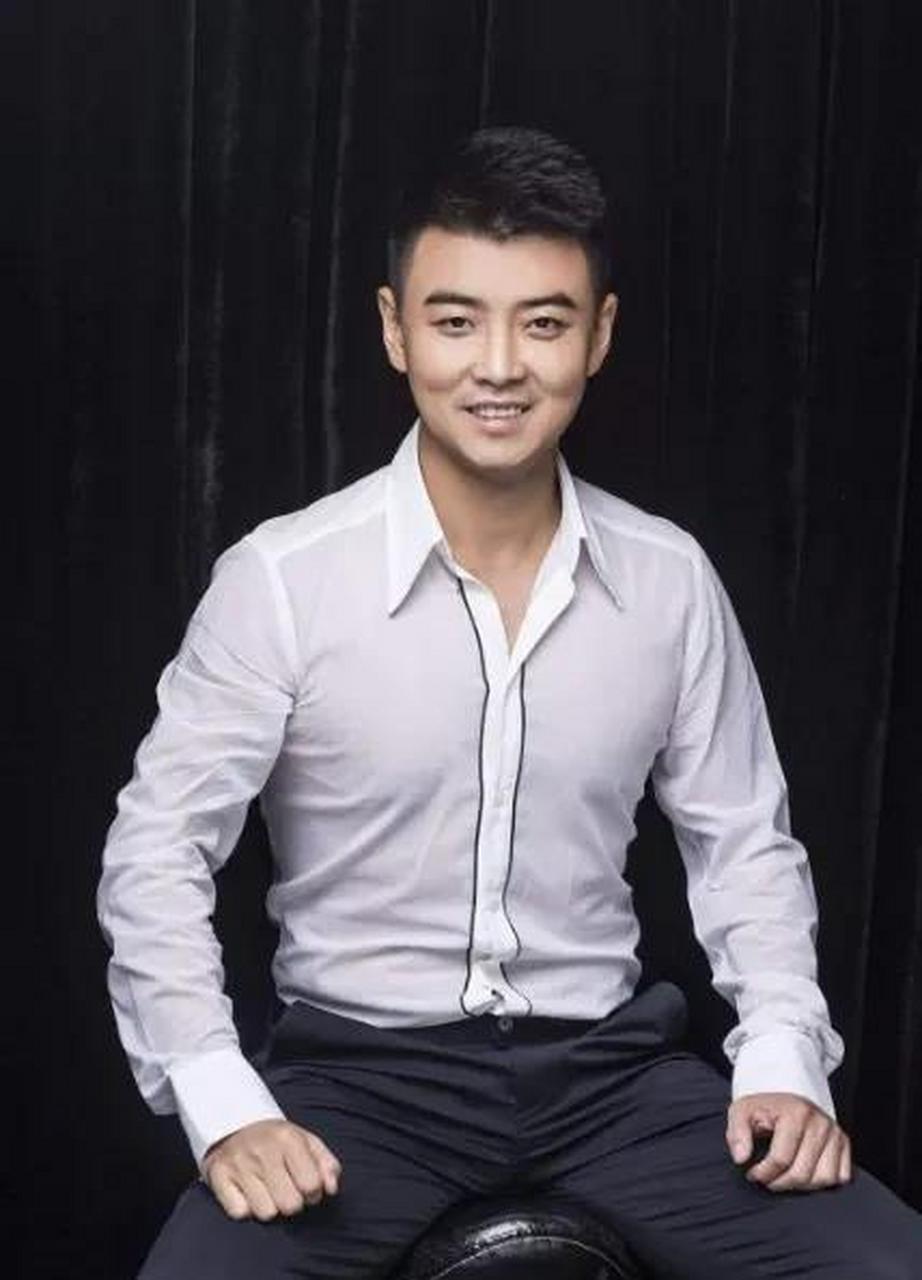 王皓的长相真的非常符合亚洲人传统的审美风格,他浓眉大眼,高鼻梁,小