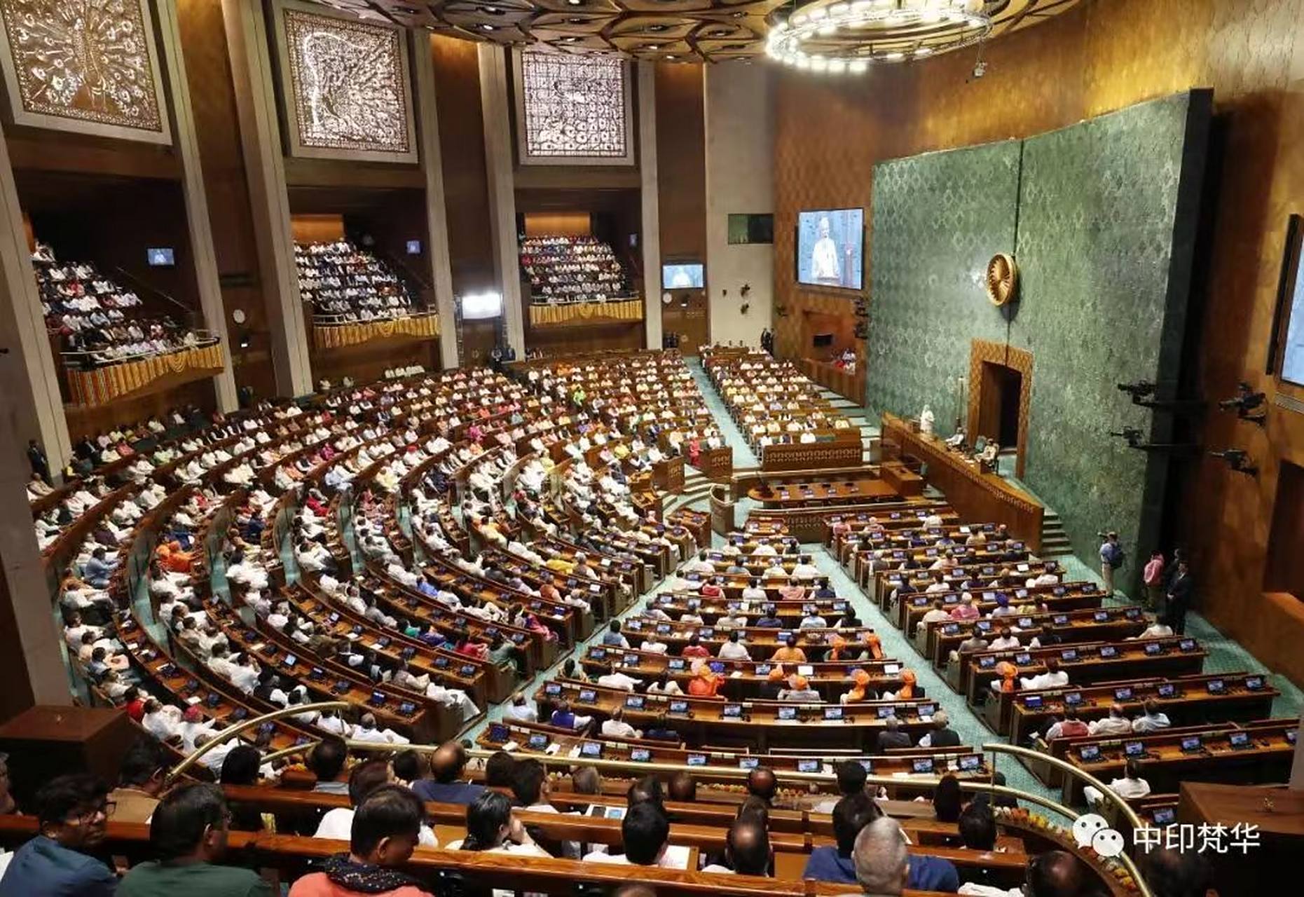 印度新议会大楼和印度精英层,这些图片在普通网友眼里是不是觉得怪怪
