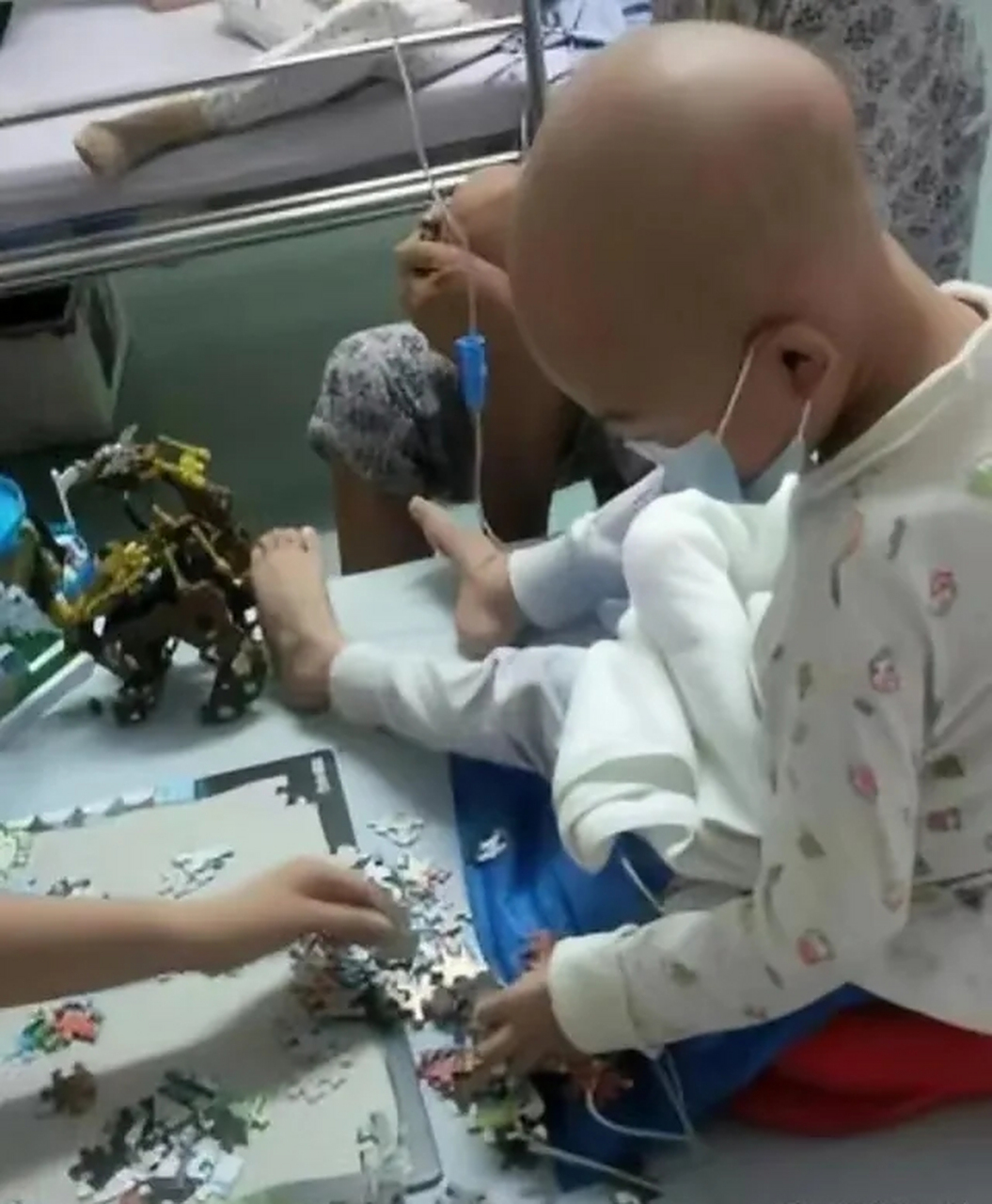 2019年9月6日,医院里,五岁的白血病男孩王严躺在病床上奄奄一息,医生