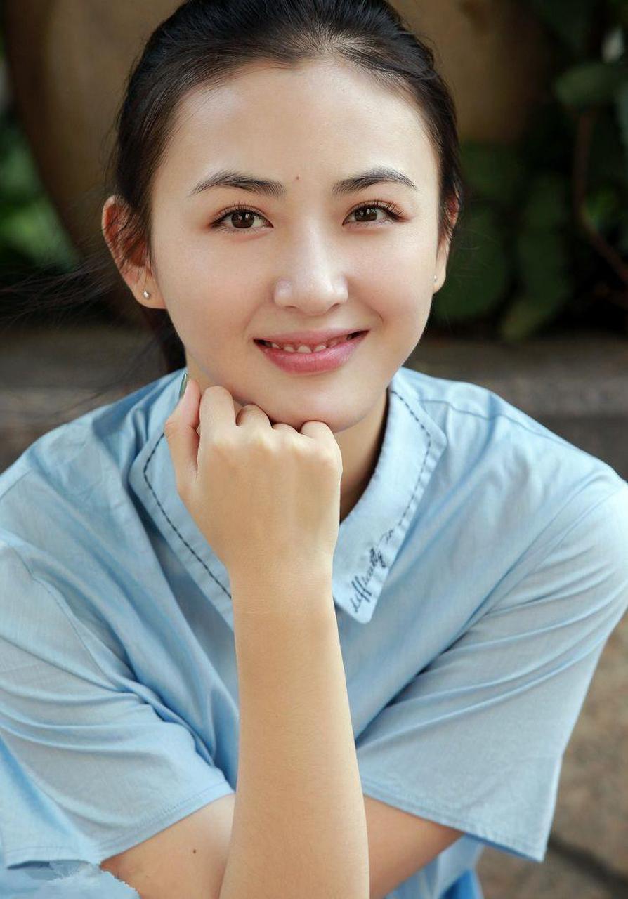 甘肃天水女演员徐小飒,清新甜美,文艺知性 甘肃天水女演员徐小飒,清新