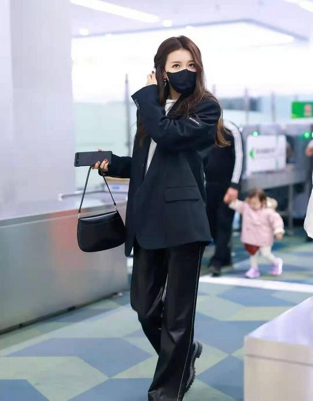 孙怡的衣品真高级简约,黑色西装"叠穿"小香风外套,气场全开