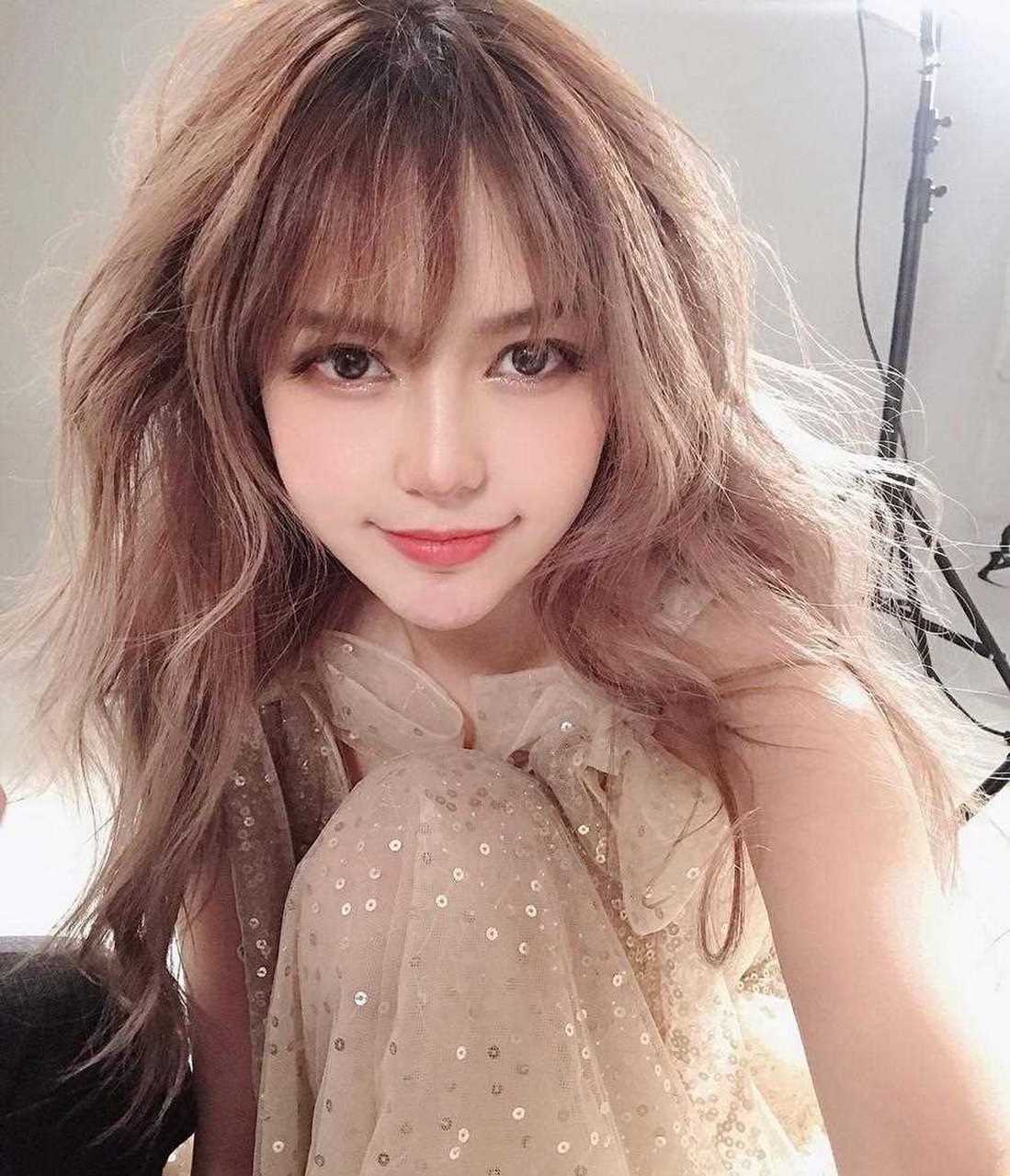 罗志祥女友周扬青晒出了一段自己穿中式旗袍的视频,视频中,周扬青妆容