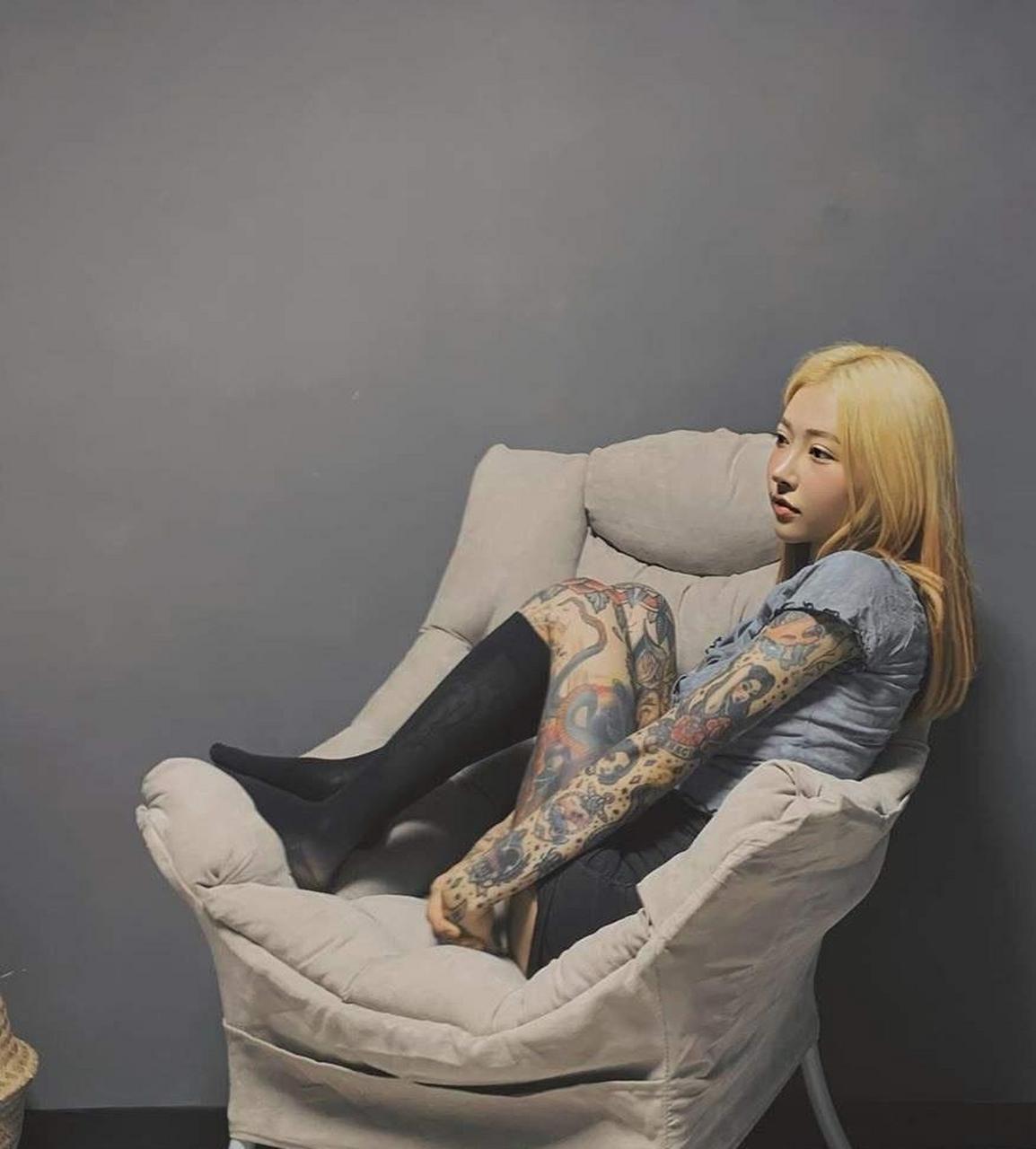 小姐姐哪来这多大的勇气,敢把全身纹满"刺青"?