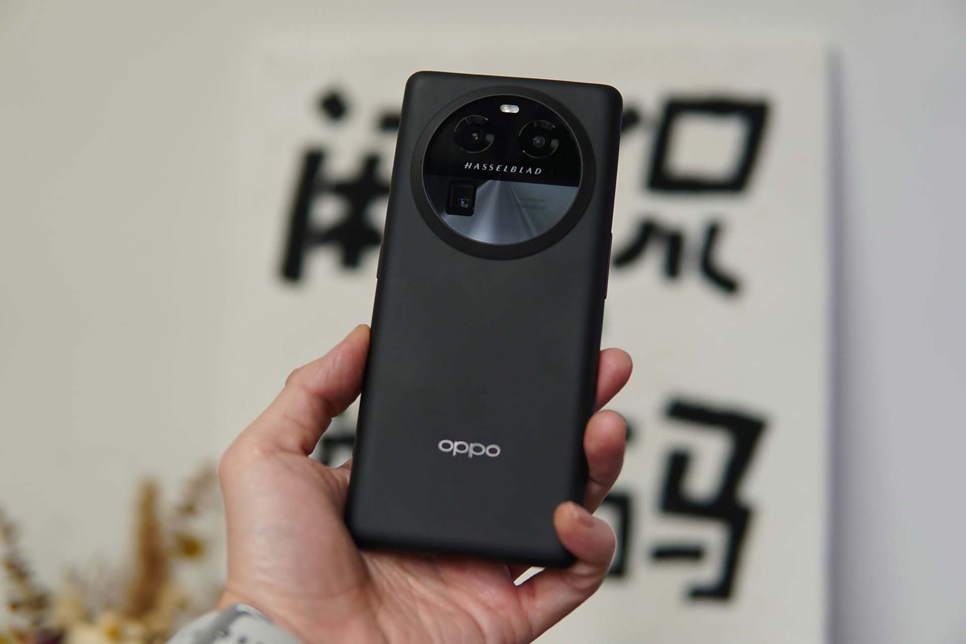 oppo find x6真机图赏,绿厂这方面做得属实不错,原厂自带手机壳无论是