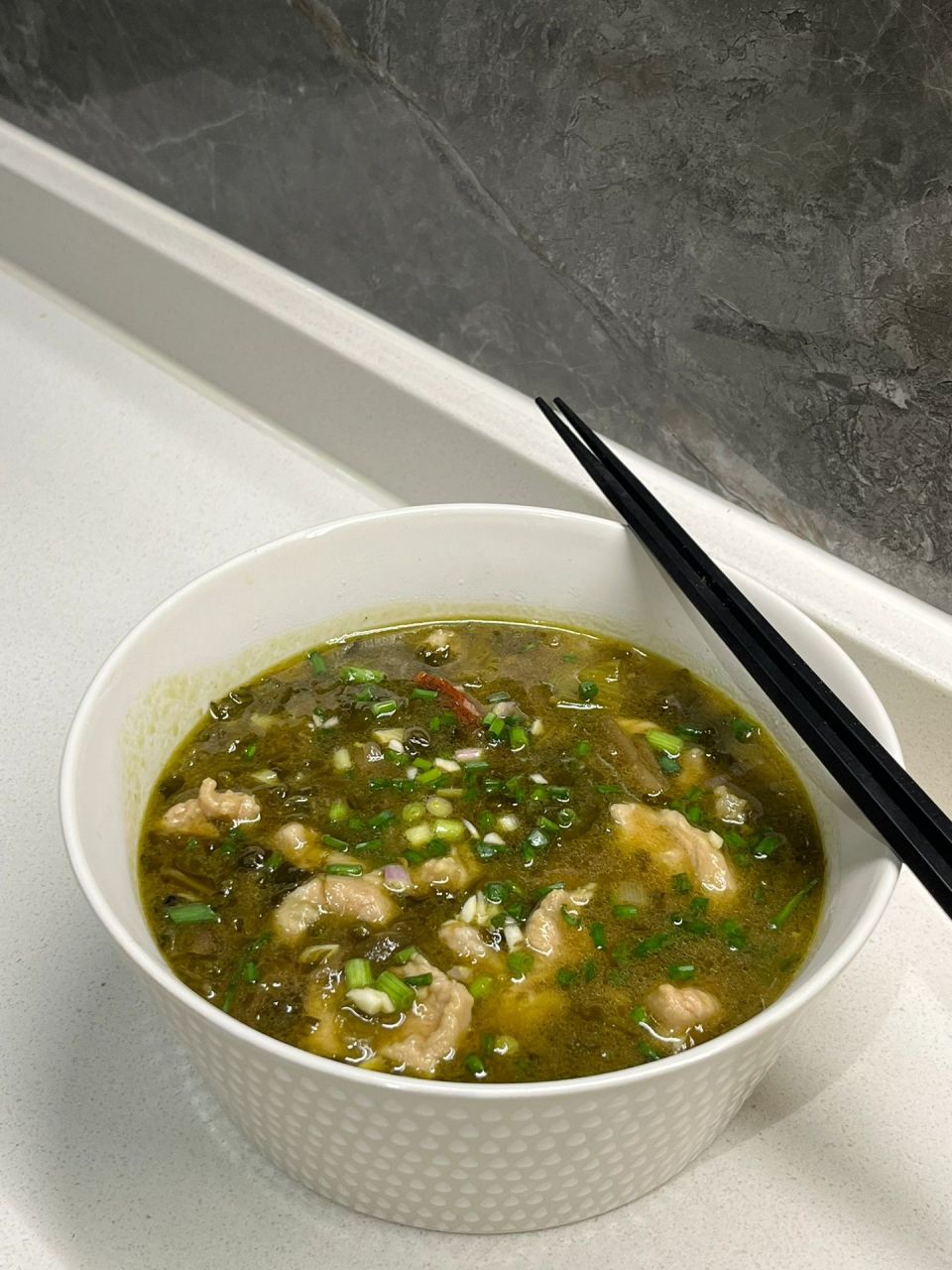 超开胃的酸菜滑肉汤(附教程) 超级开胃的酸菜滑肉汤,肉片超级嫩,又