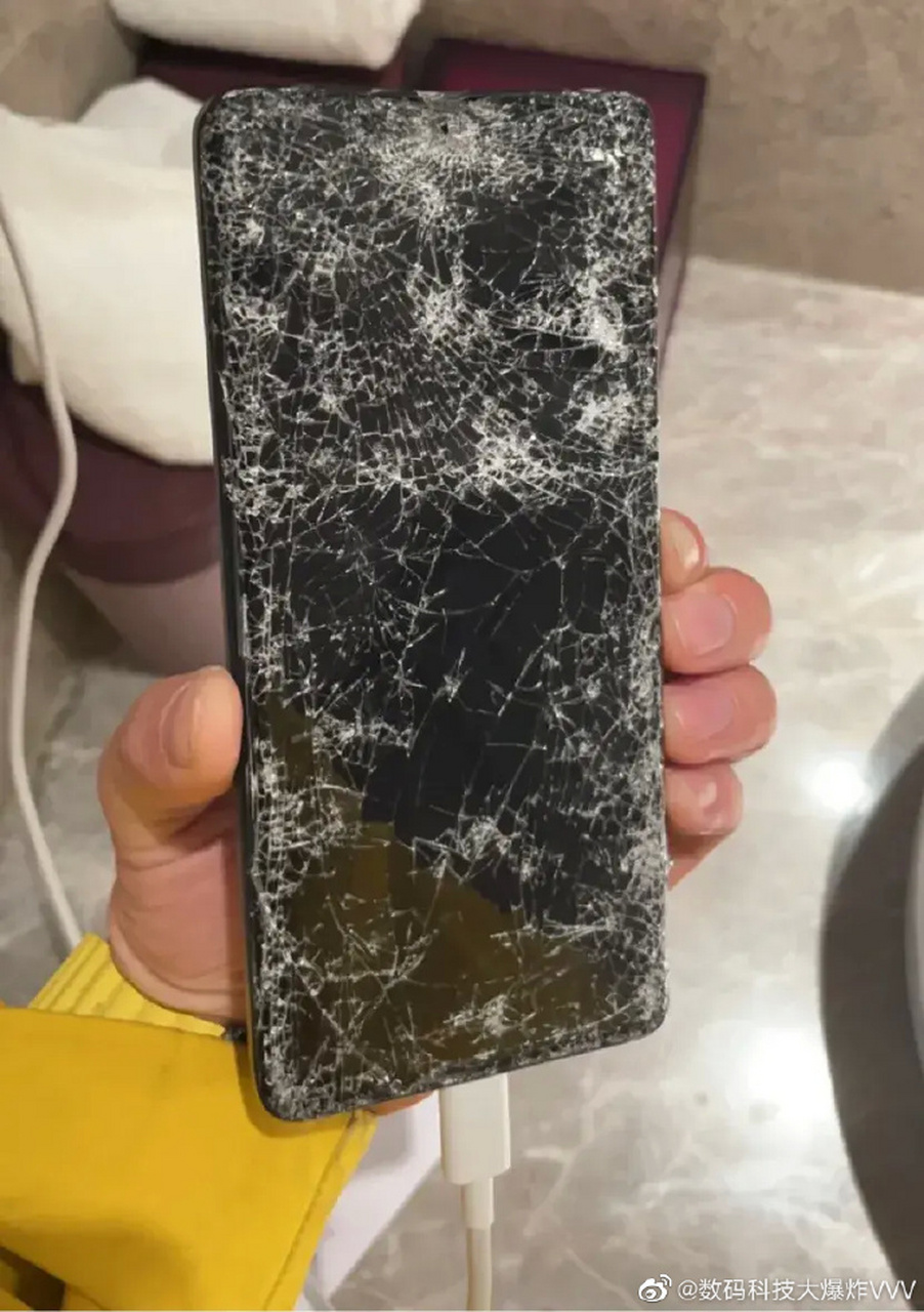 这估计是小米13ultra目前摔得最惨一次,这要是买了碎屏险估计也不能保