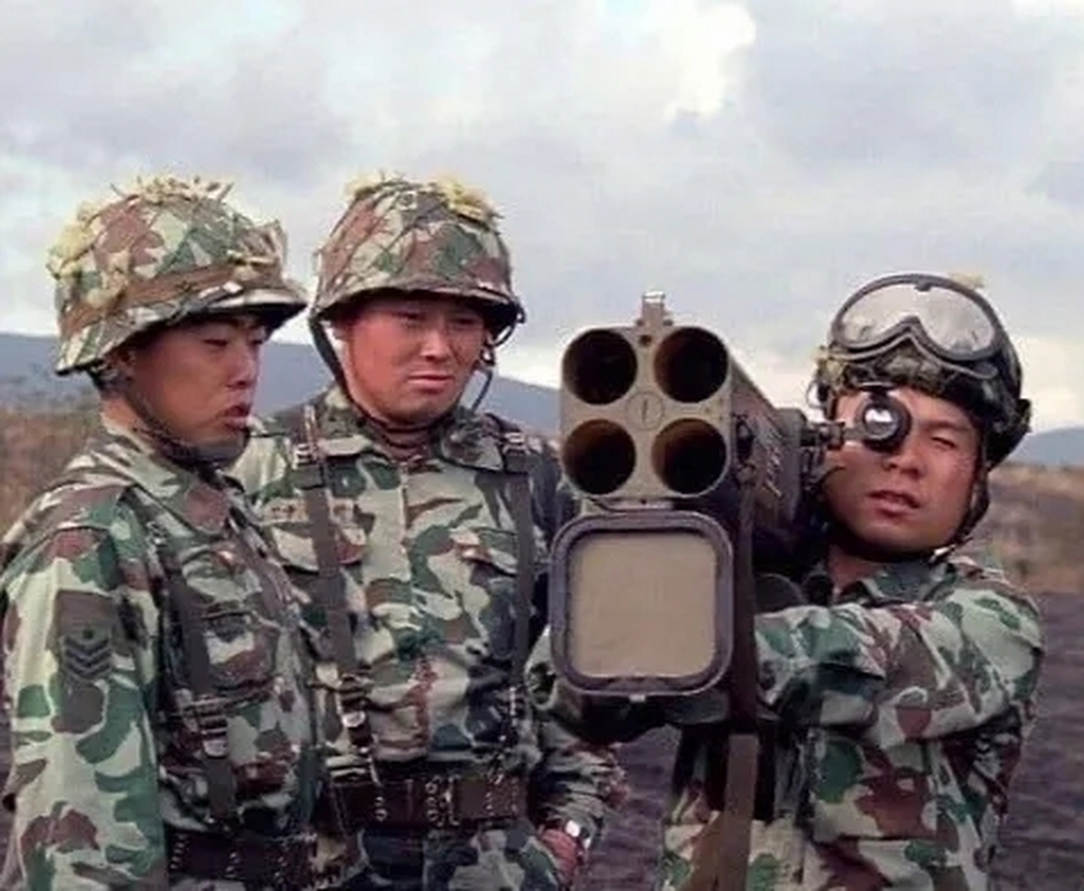 州长的武器,m202型四联装燃烧火箭弹,可以发射4枚凝固汽油弹.