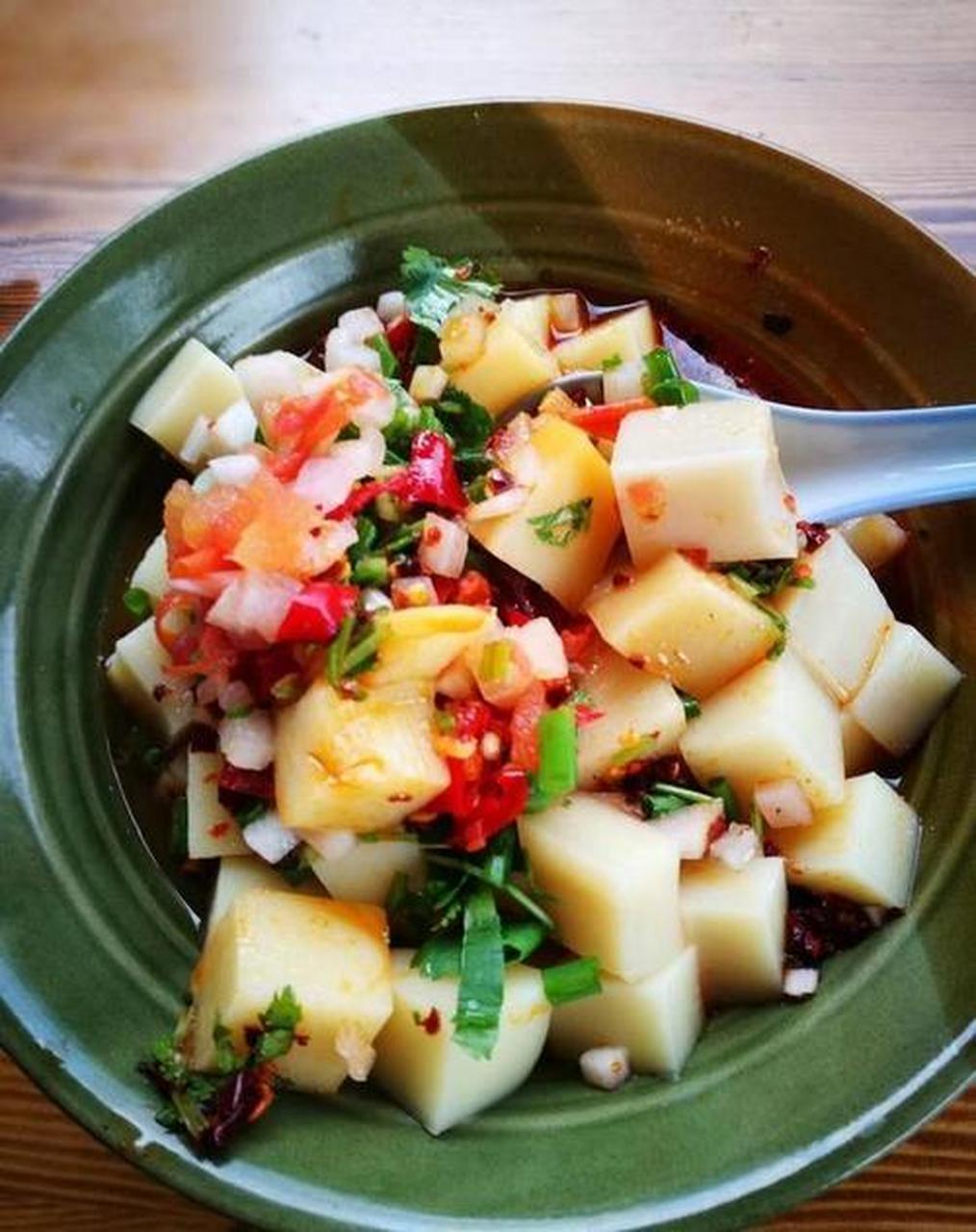 米豆腐,湘西人都喜爱的一种,每每夏天,吃上一碗清香,软滑细腻的米豆腐