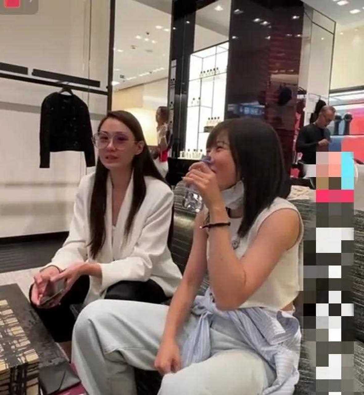 帝师老婆素颜在法国巴黎购物店,坐在那儿一个多小时喝了三杯水,仍不买