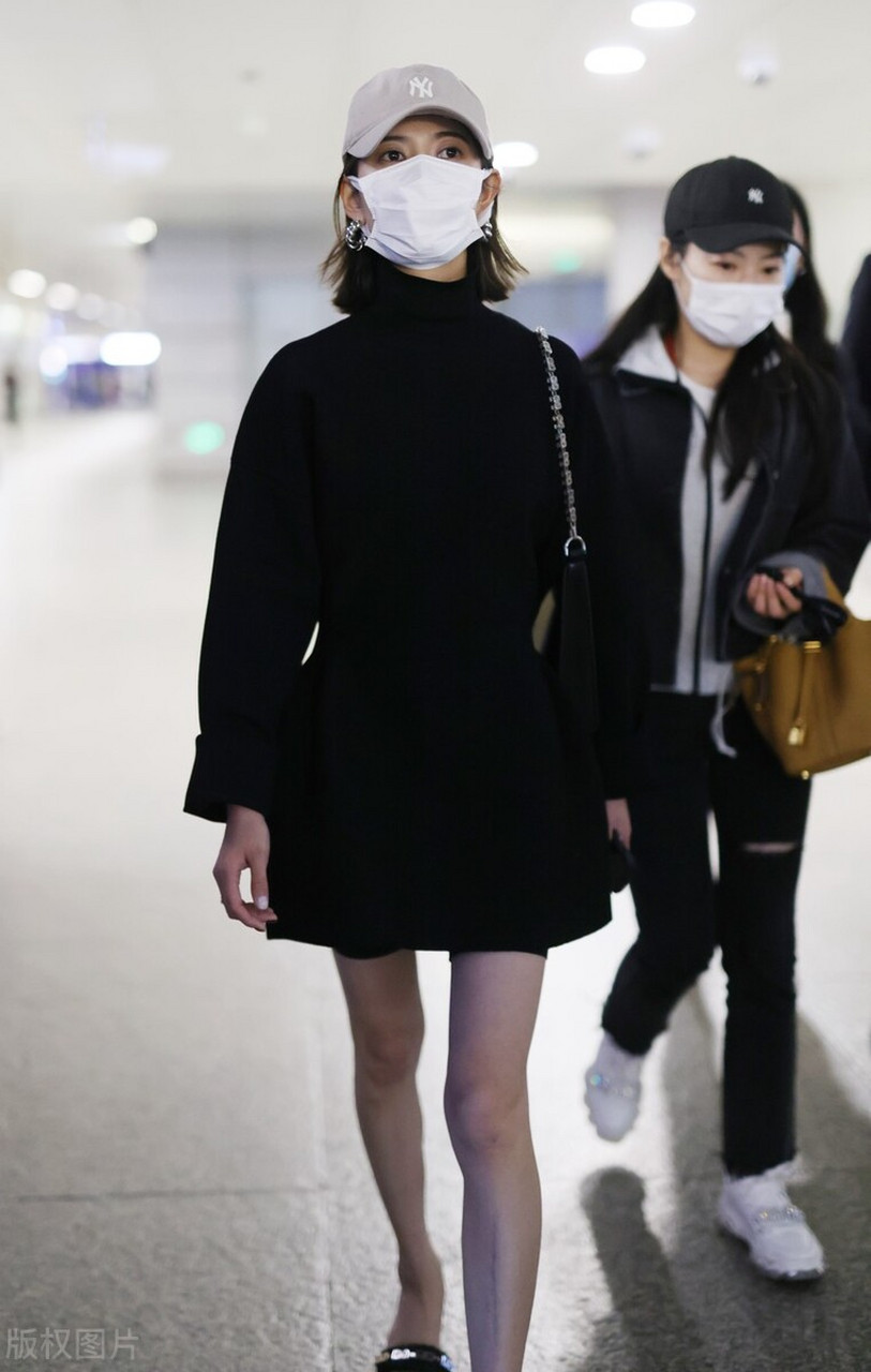 陈钰琪机场街拍,黑色长袖连衣裙 棒球帽 平底鞋简约随性!