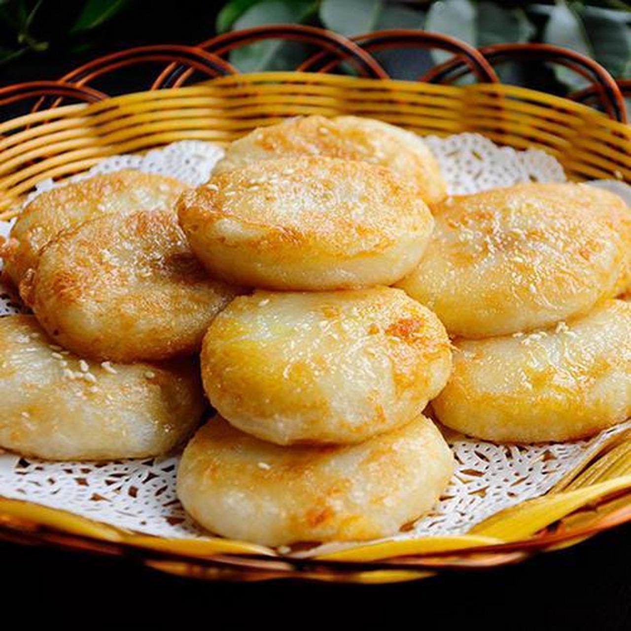 在湘西,万物皆可和糍粑,白糯米糍粑,蒿菜糍粑,高粱糍粑,绿豆糍粑,红薯