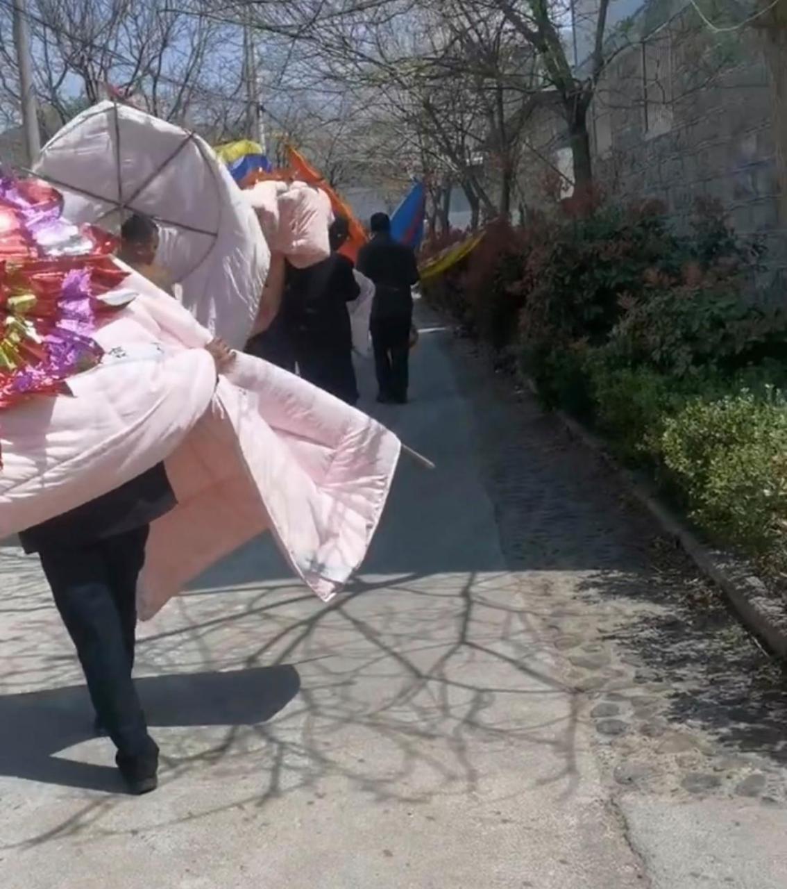 这堆被子是要拿去一起烧了的吗?