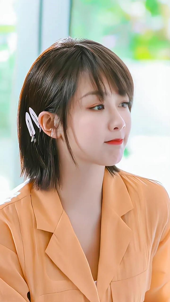 杨紫身穿橘色衬衫短袖搭配短发的造型好可爱~#杨紫# #女明星可爱穿搭