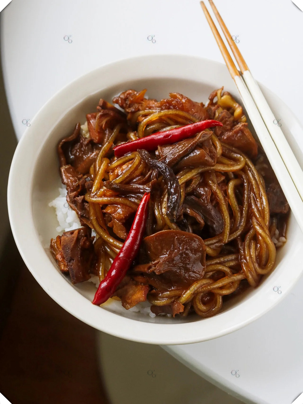 鸡肉鲜嫩多汁搭配今年新采的野生榛蘑