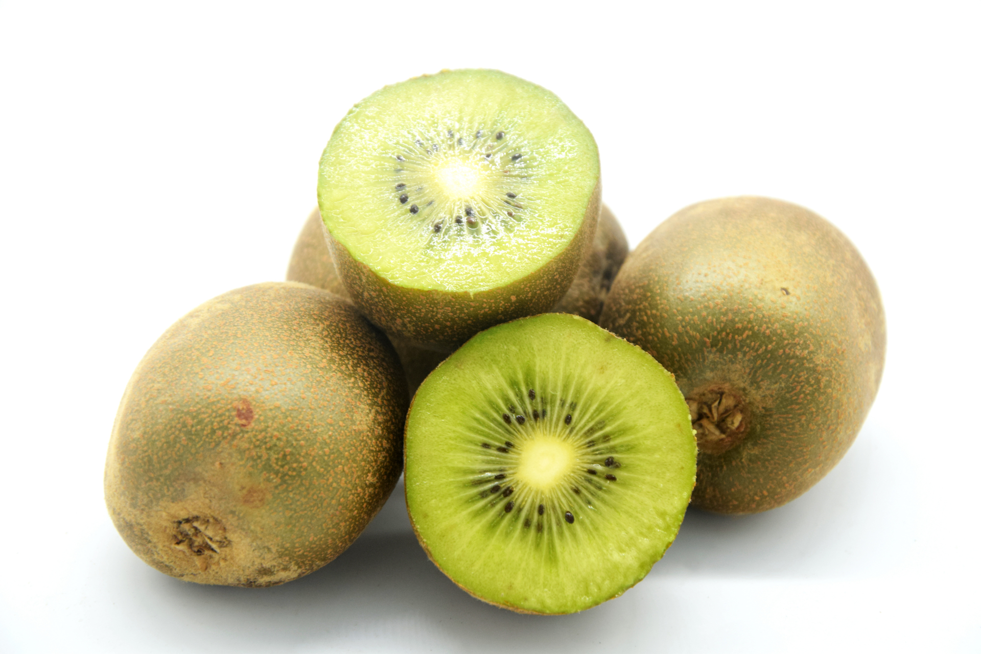 和平县下车镇高峰寨脑果场负责人何绍安,坚守在农村,在家乡深耕猕猴桃