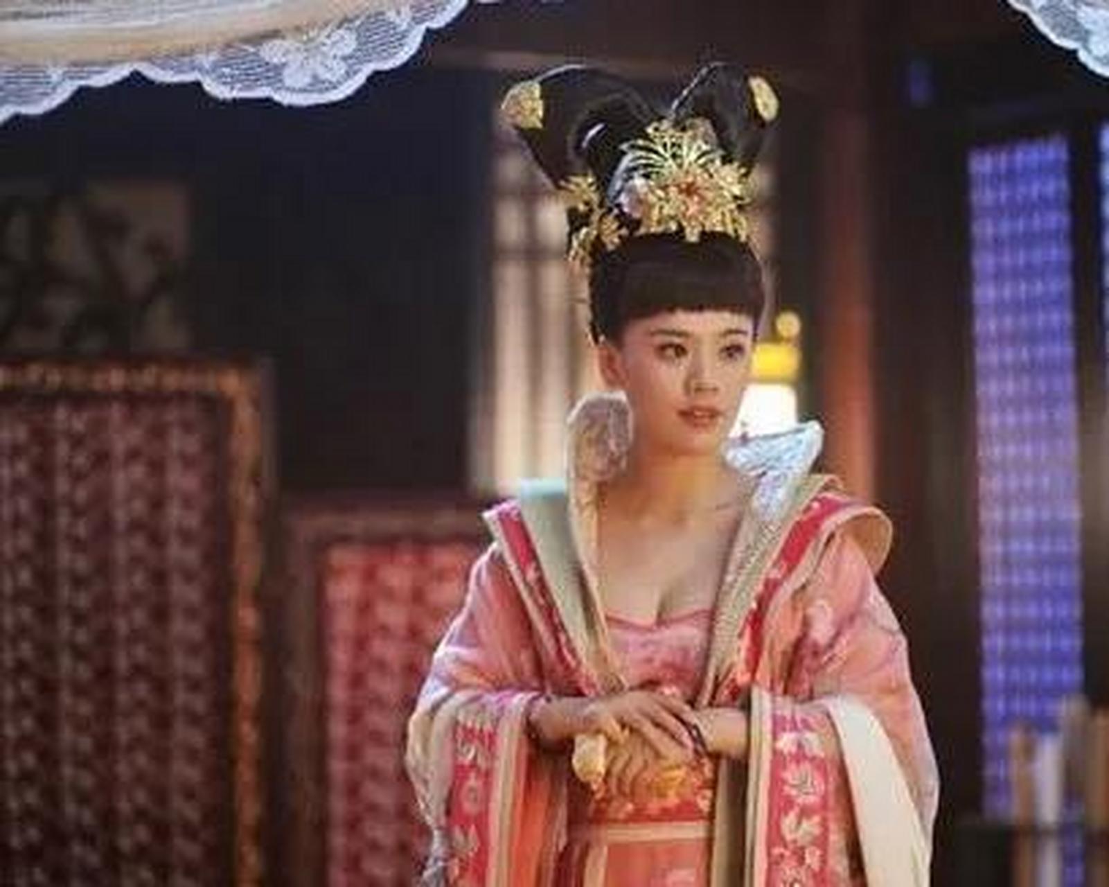 武则天的姐姐武顺自尽而亡,其女儿贺兰敏月对武则天怀恨在心,试图替