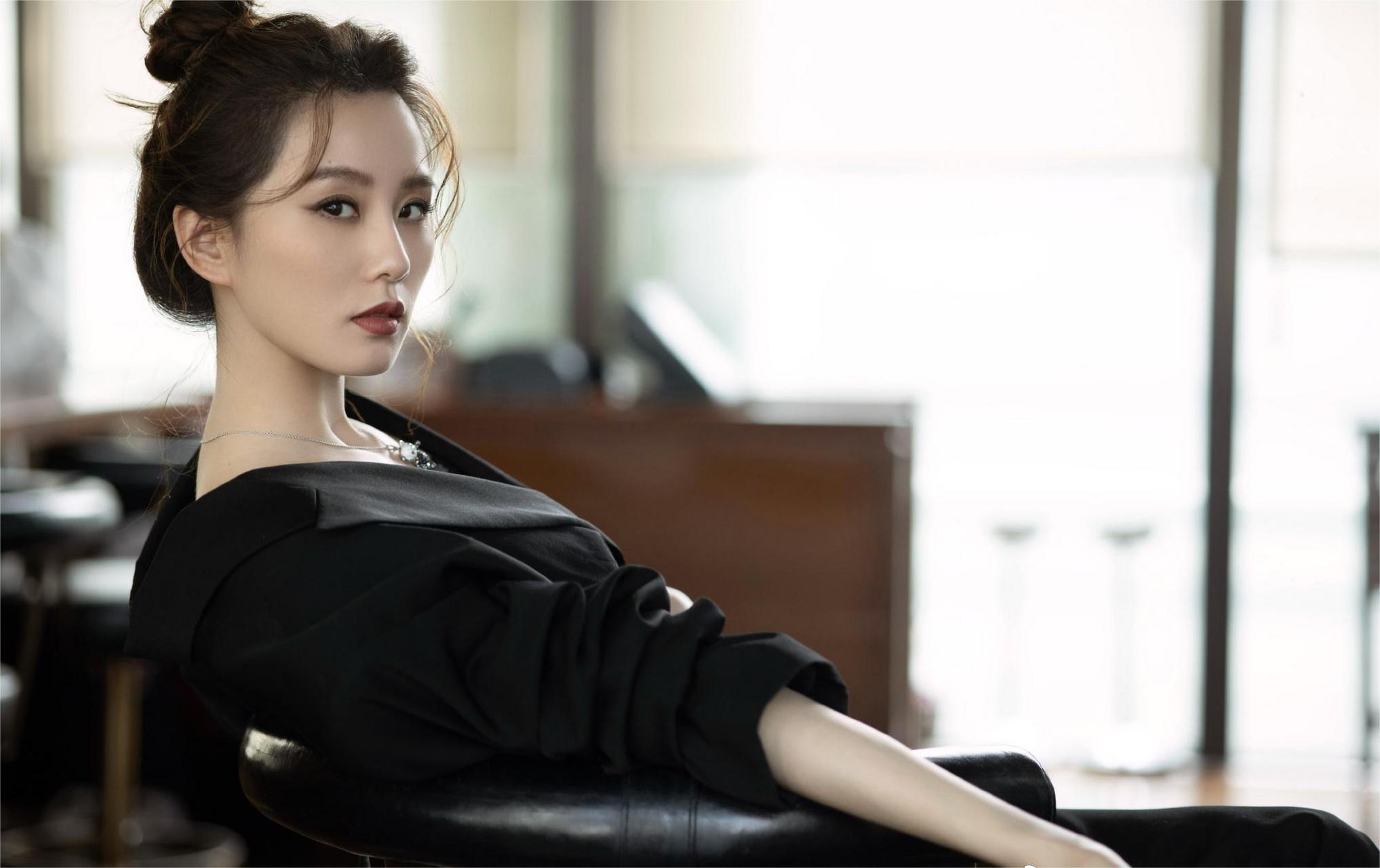 娱乐# #时尚# #明星娱乐资讯# 刘诗诗是气质型美女,只是简单的坐姿