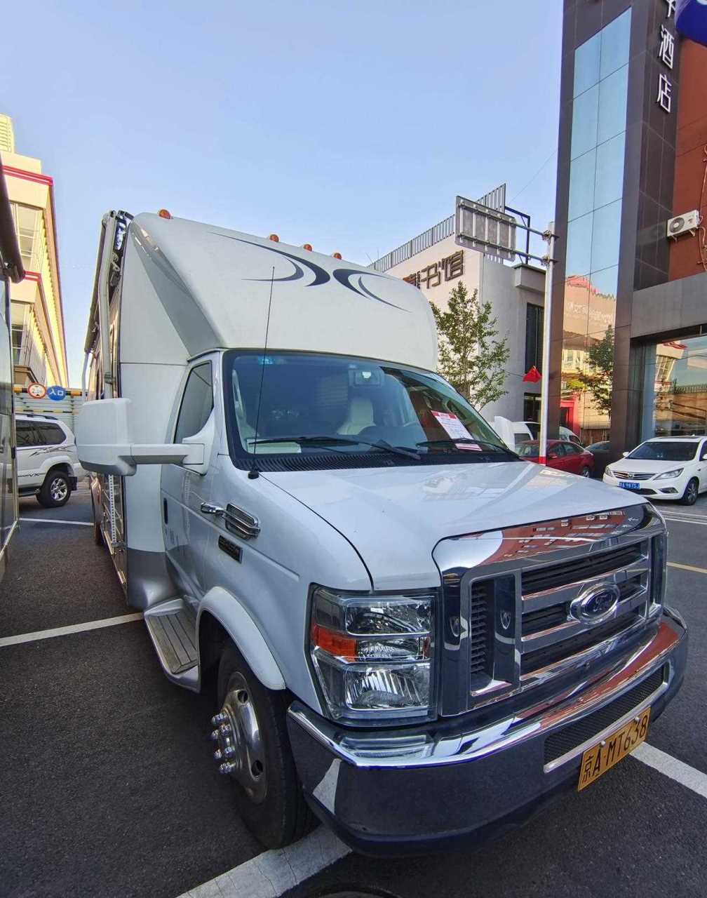 福特e450三拓展房车,68l排量,准乘9人,车身长度9280mm,妥妥的黄牌(可