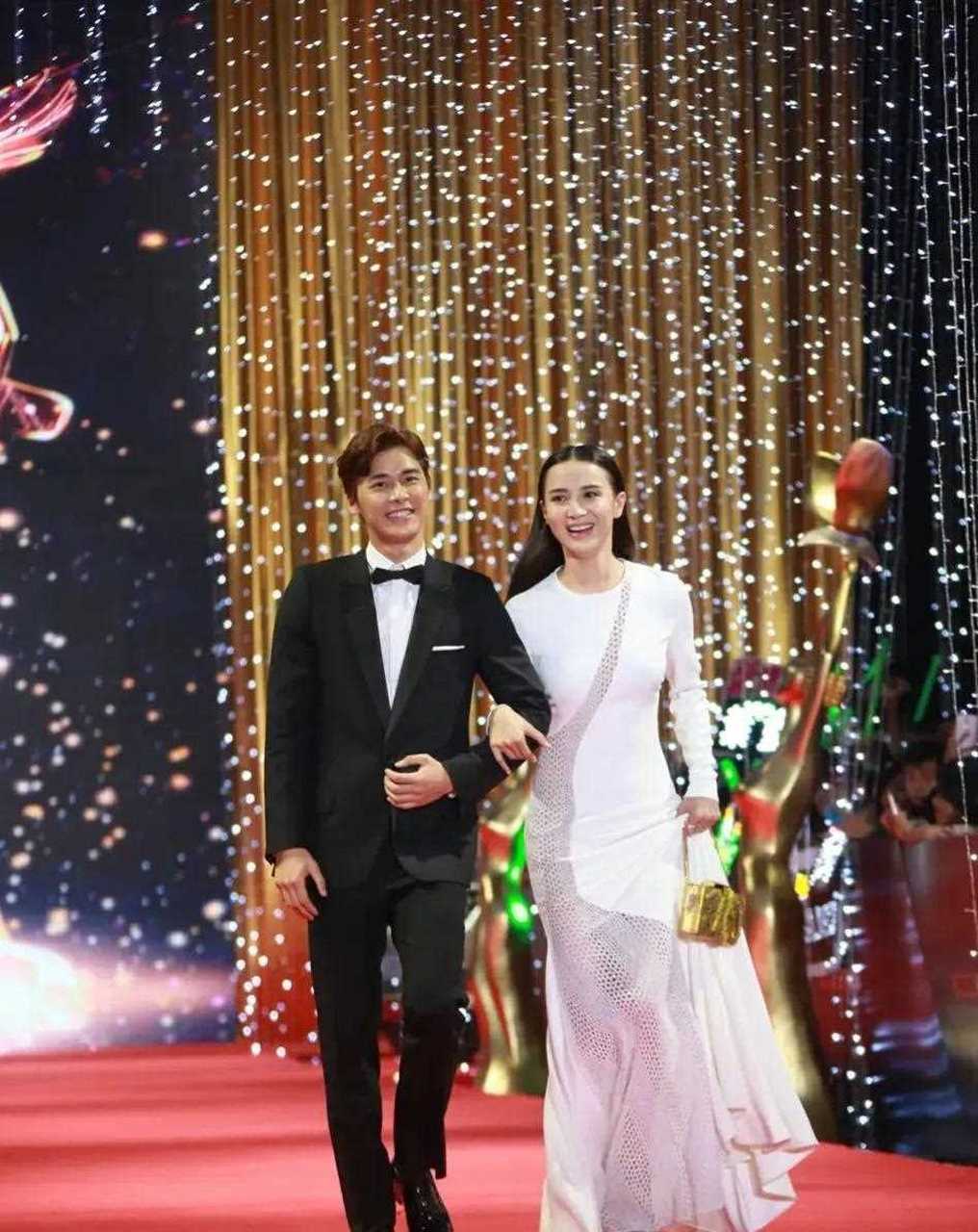宋佳昔日和李易峰走红毯,帅哥美女同框出镜,浪漫又养眼