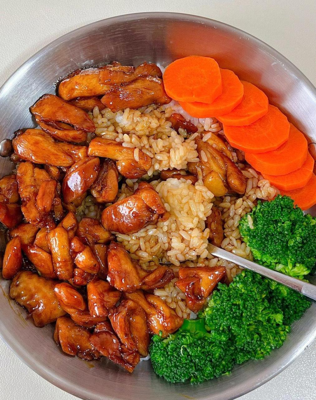 分享一个巨巨巨好吃的蜜汁鸡腿饭 这个蜜汁鸡腿饭真的绝了,超级好吃