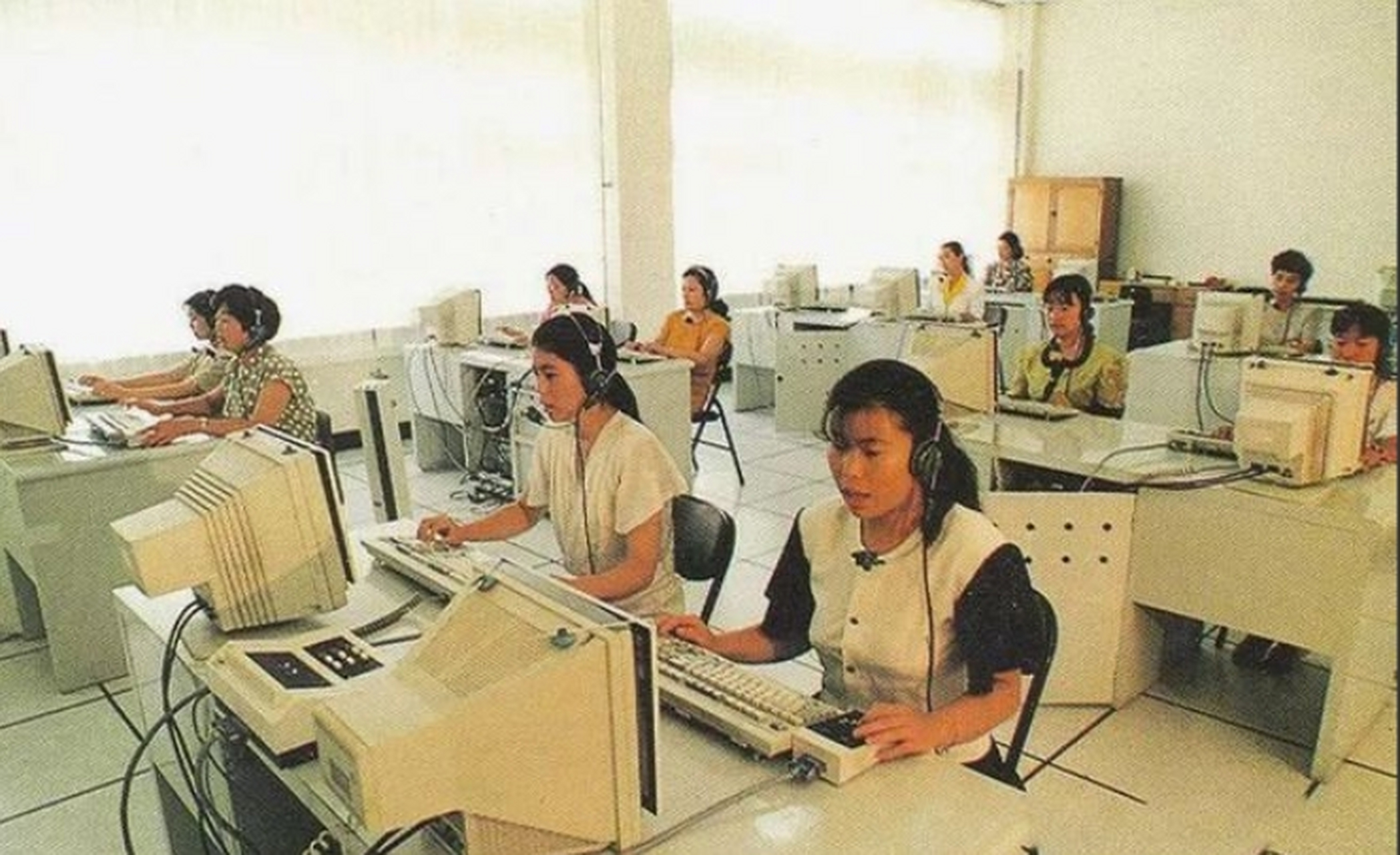 这张老照片是1998年的寻呼台,查看别人给你的留言啊,call某某某啊,都