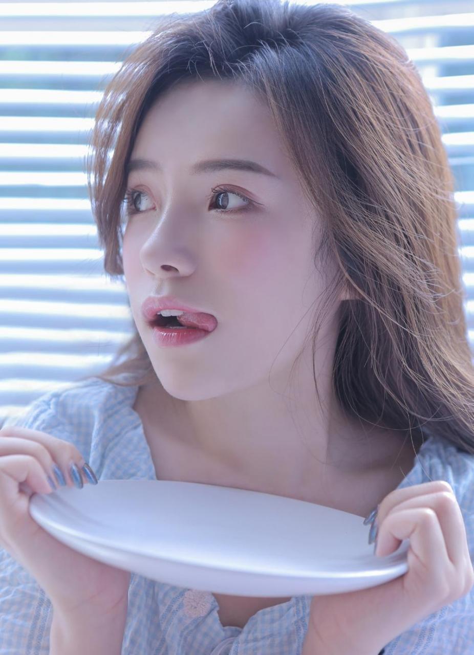 窗台边的美女萝莉,嘟嘴卖萌,俏皮可爱