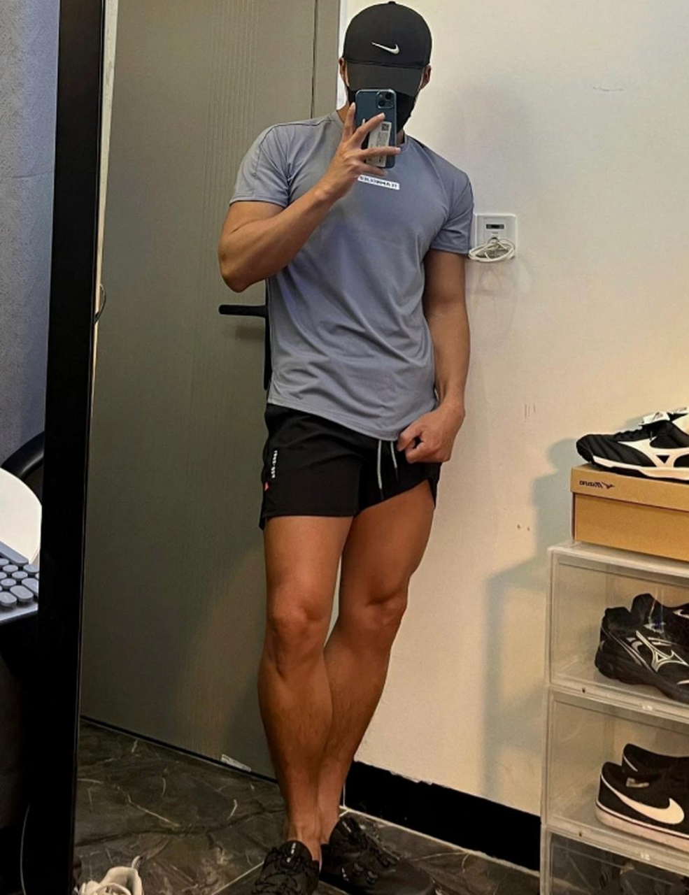 足球爱好者的大长腿,腿部肌肉紧实,肤色黝黑发亮