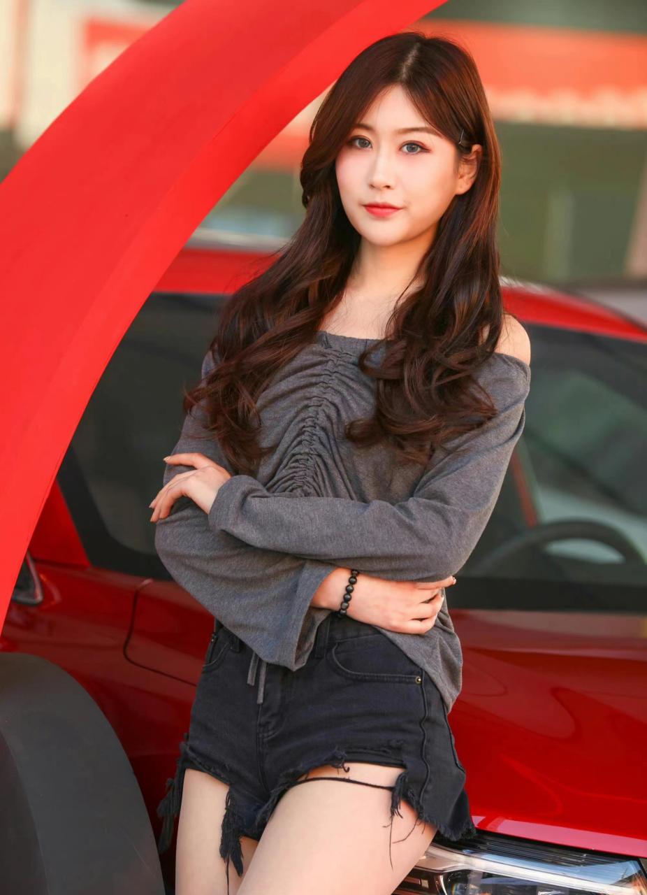 长腿热裤车模小姐姐,不由自主地想要多看一眼