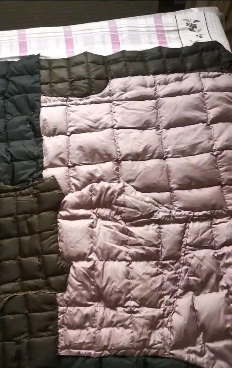 网友把几件不穿的羽绒服缝成一条被子,拿来做床垫.真厉害.