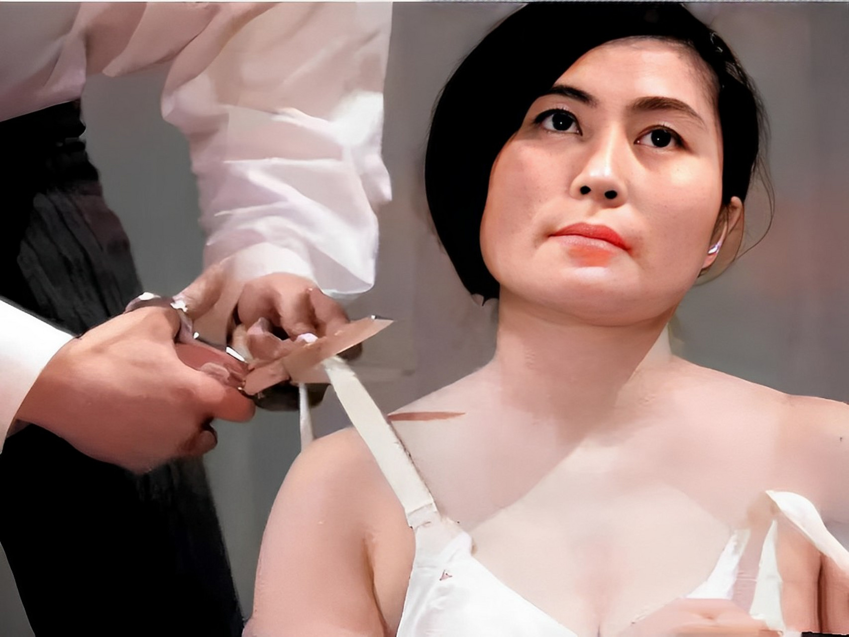 1964年,日本女子小野洋子精心策划了一场"行为艺术",如下图所示,观众