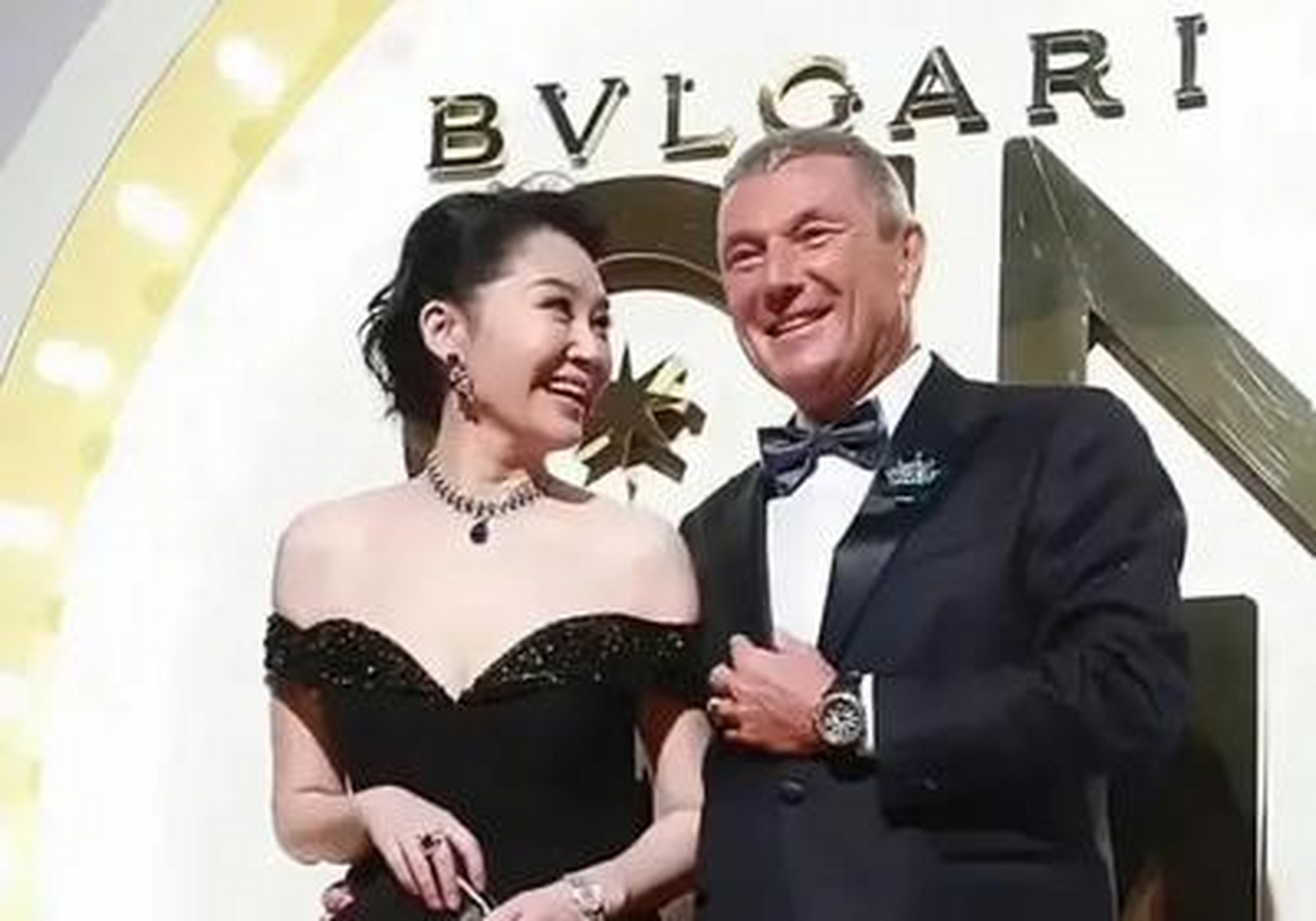 许晴一笑连老外都看呆了,梨涡浅浅真迷人,娇滴滴的模样我见犹怜,京圈
