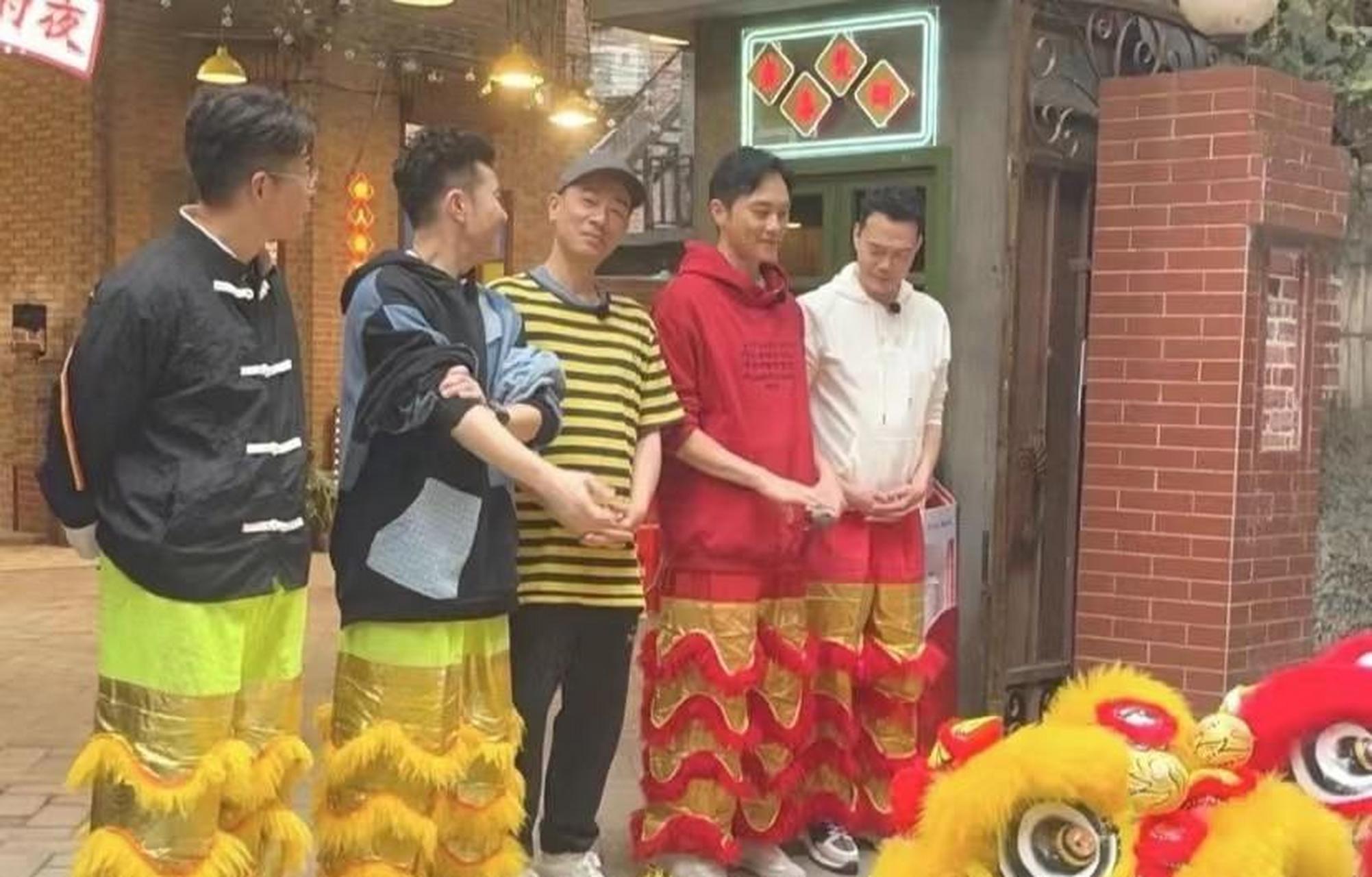 陈小春负责打鼓,谢天华,张智霖,林晓峰,梁汉文等着穿着