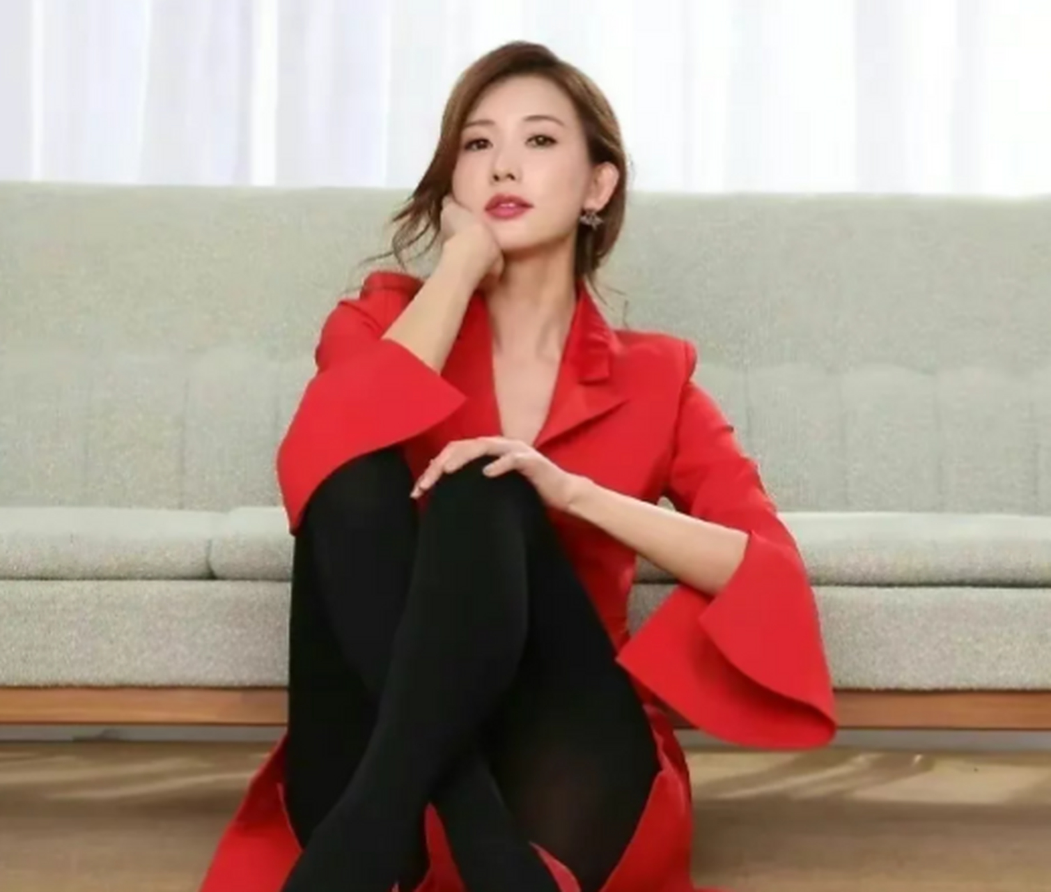 林志玲婚后还是很开放!穿红色衬衫裙还配黑丝,傲人事业线好性感