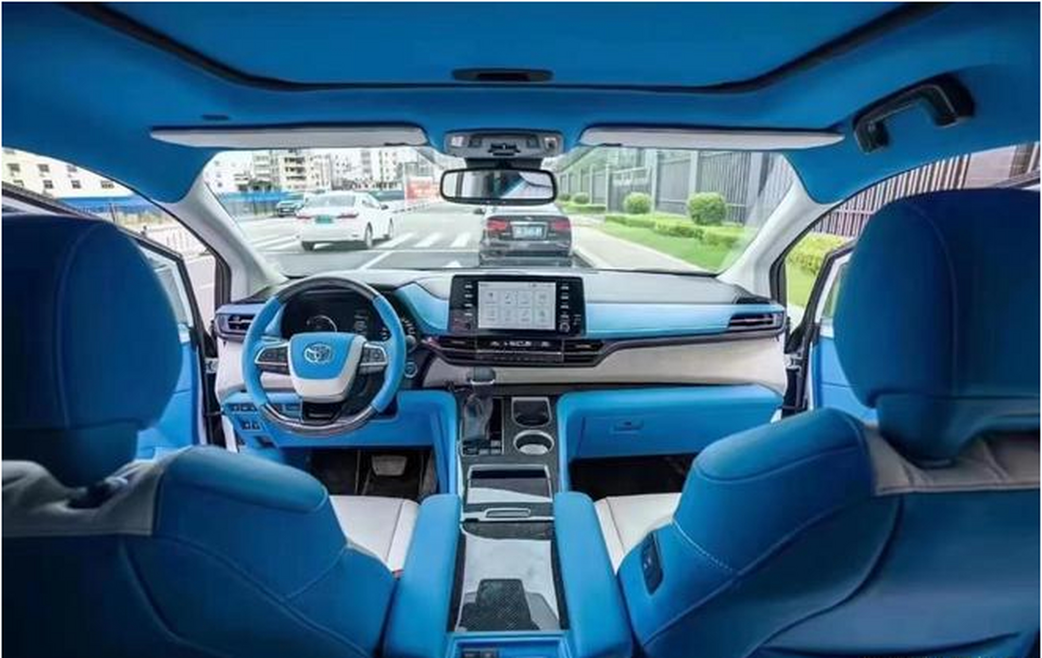 塞纳车座椅,合正丰田塞纳商务车内饰改装帝王蓝豪华舱,引人注目