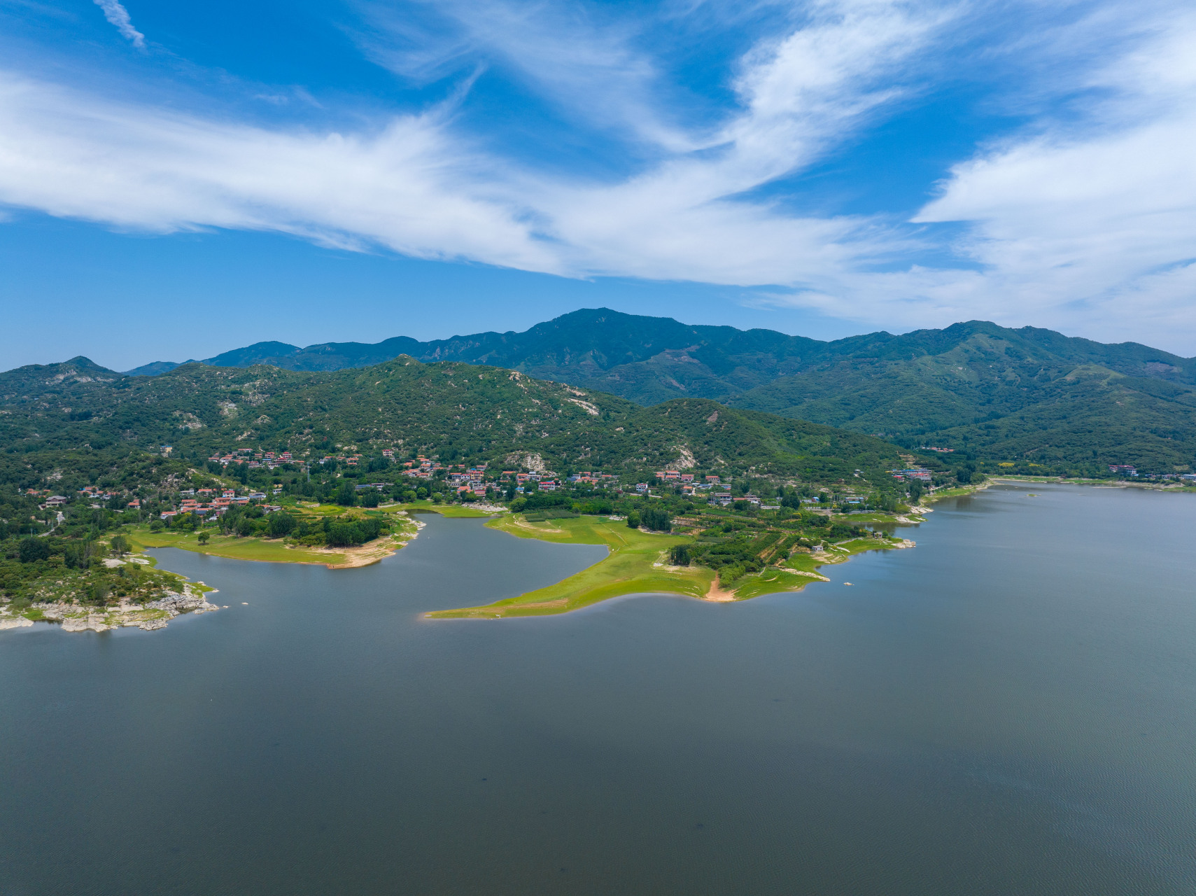 黄前水库位于泰安市岱岳区北部黄前镇,周围山峦环绕,景色优美,是泰安