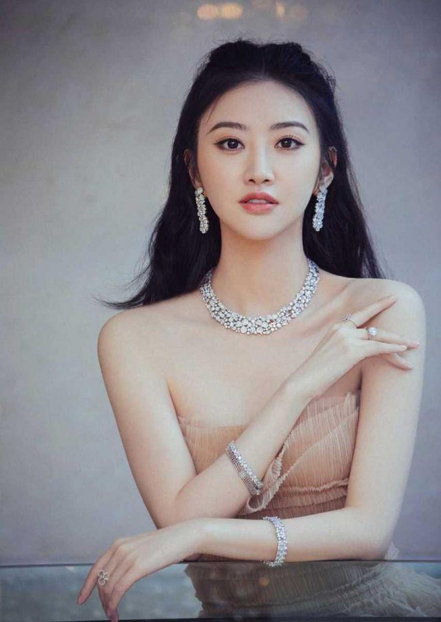 景甜这组照片好欲啊!才发现她不仅颜值能打,身材也很好!