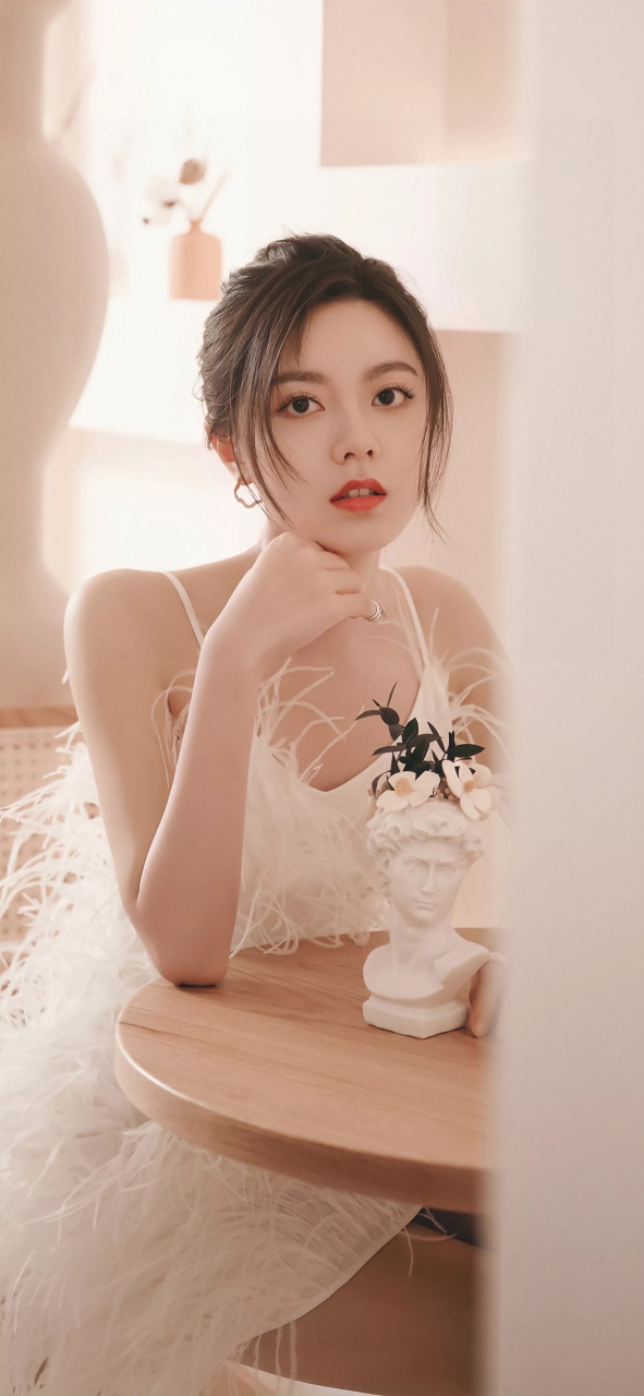 高清壁纸:赵今麦清新礼服写真