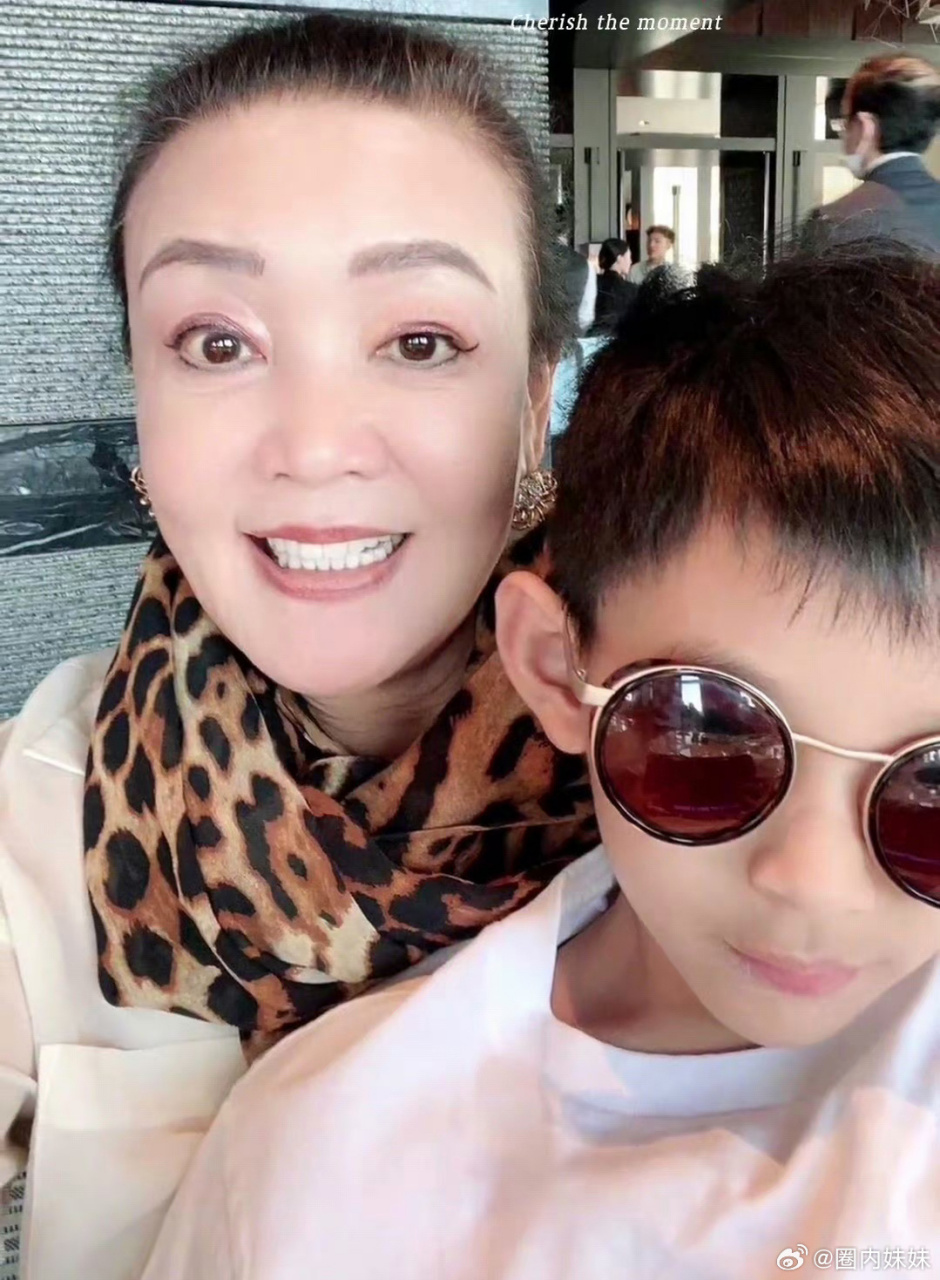 张兰分享了孙子汪希箖的正面照片,他的脸型和汪小菲一模一样,非常帅气