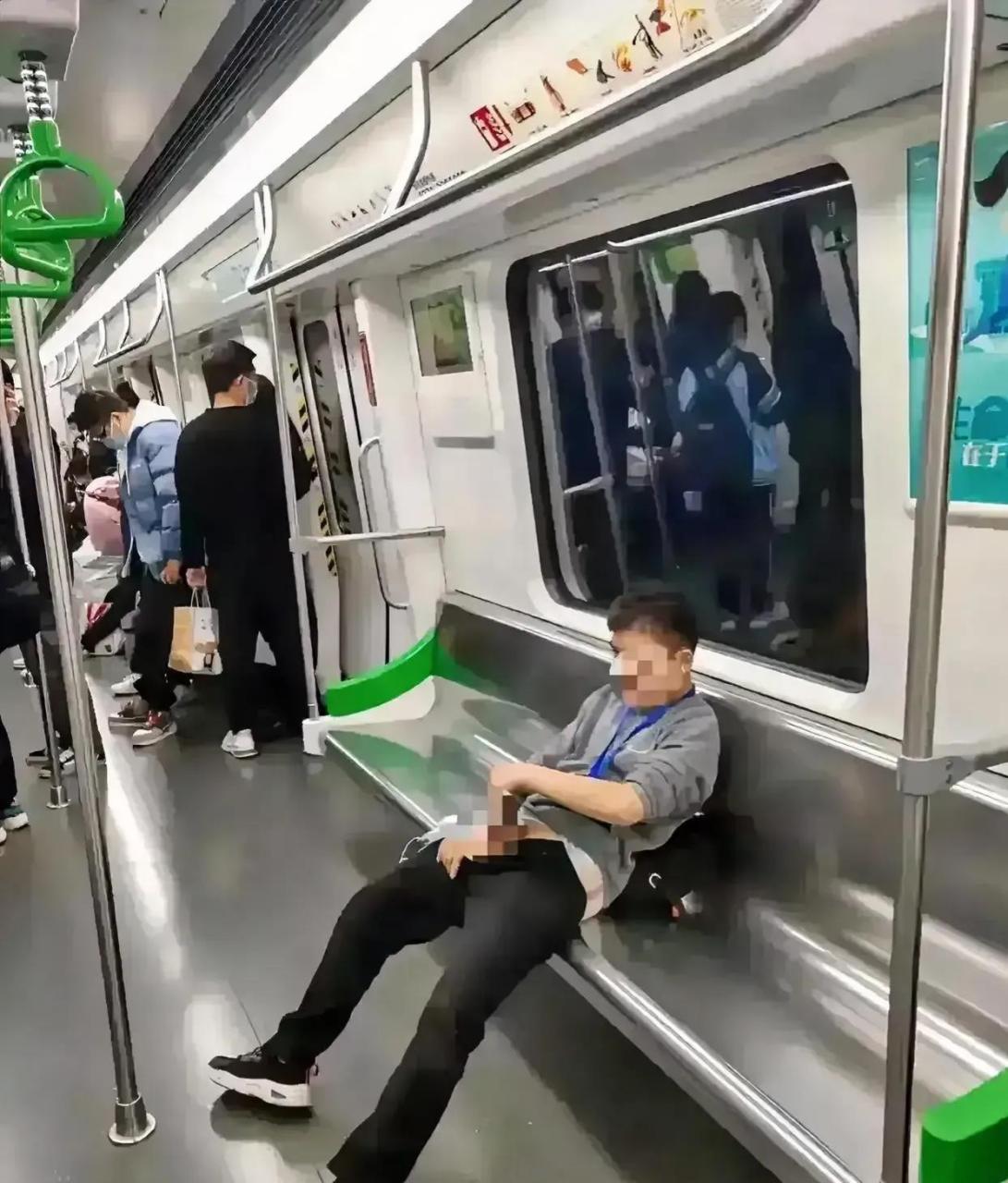 地铁遛鸟哥,你也太逗了吧!列车上那么多人你怎么好意思呀!
