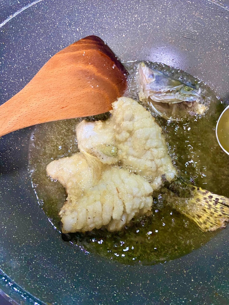 家庭版松鼠桂鱼来啦~金黄的色泽,酸甜味美的酱汁搭配外酥里嫩的鱼肉