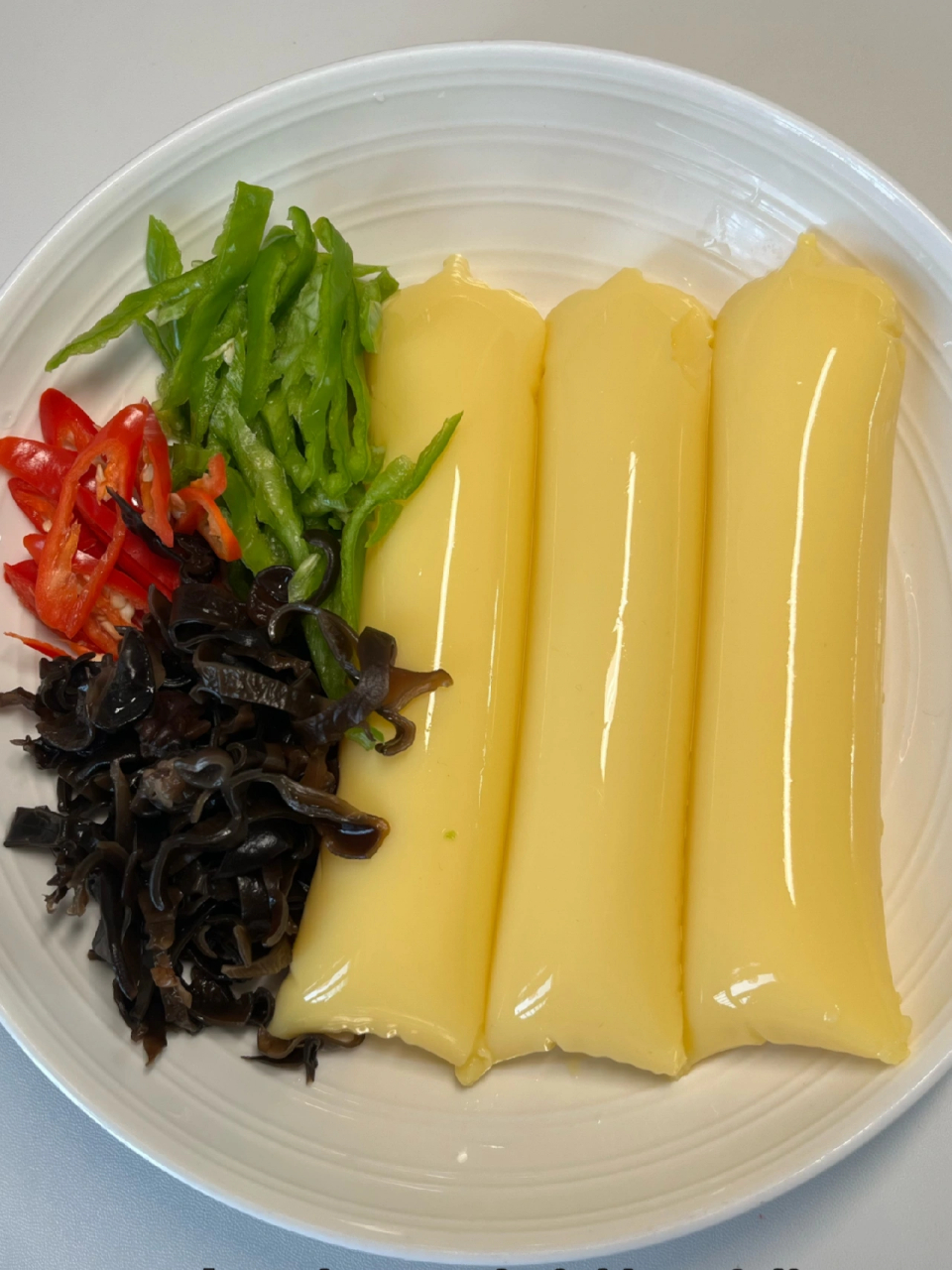 食材:日本豆腐,木耳,青红椒 做法: 1⃣️料汁:两勺生抽,半勺老抽
